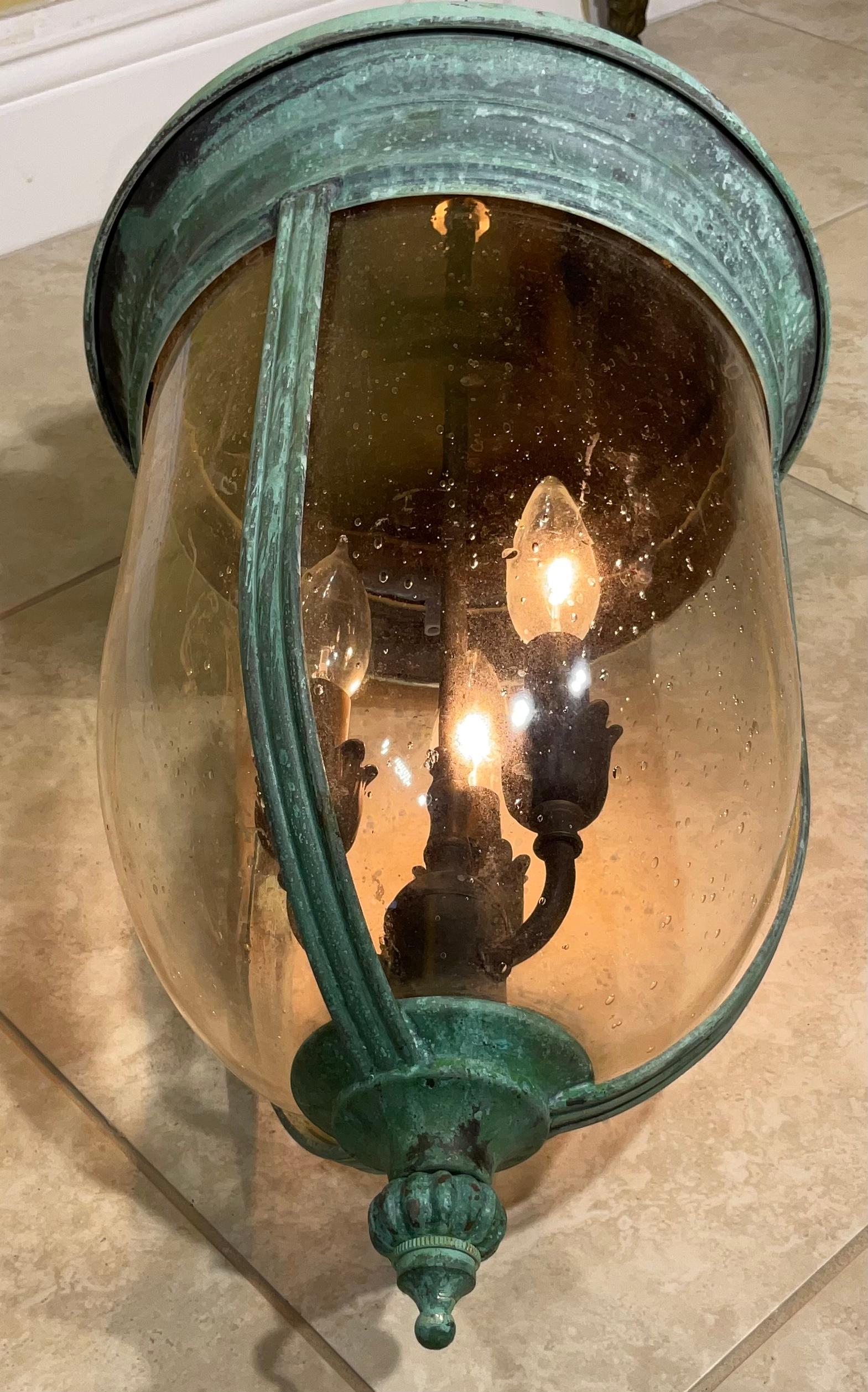 20ième siècle Lampe à suspension suspendue en laiton massif avec verre circulaire soufflé à la main en vente