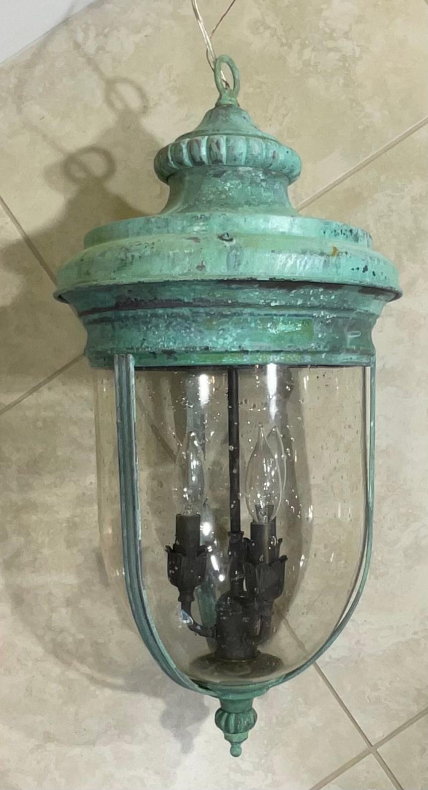 Lampe à suspension suspendue en laiton massif avec verre circulaire soufflé à la main en vente 1