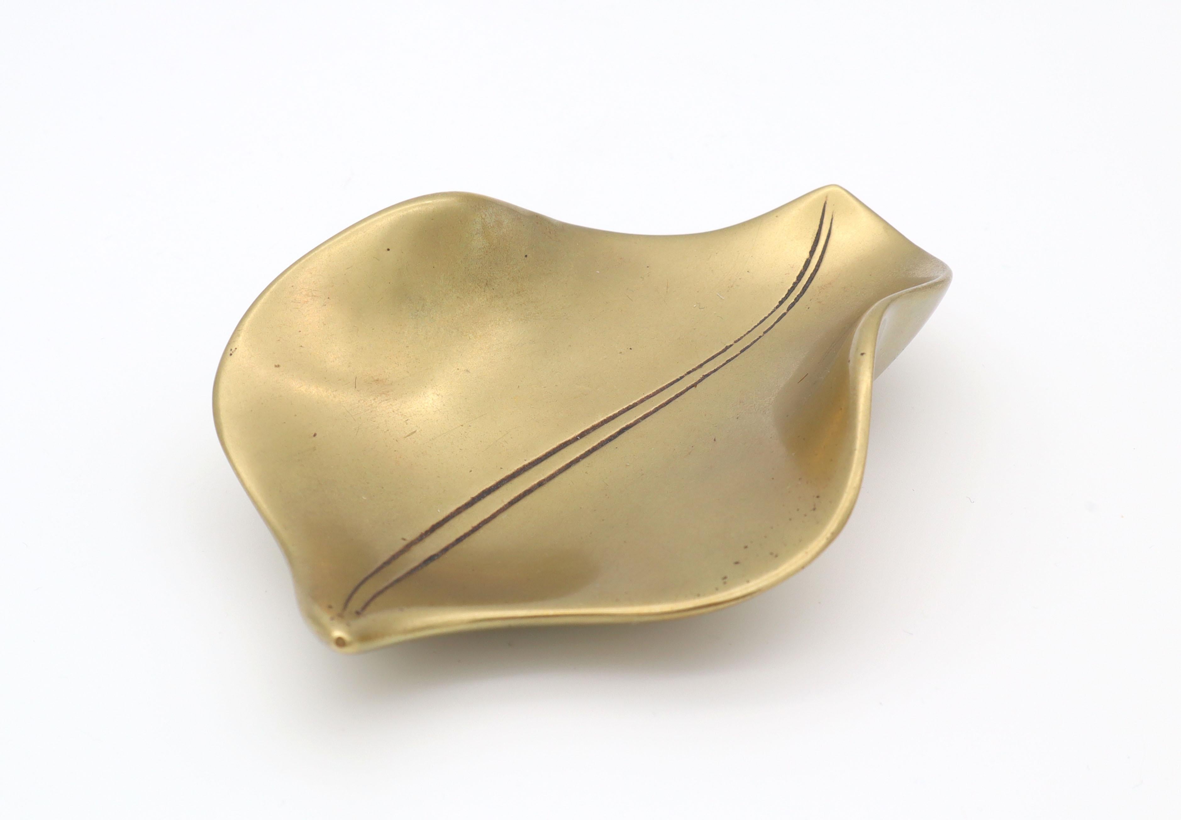 Original vintage solid brass ashtray in the shape of a leaf, by Carl Auböck 1950.
Production number 3141, pictured in the Book 