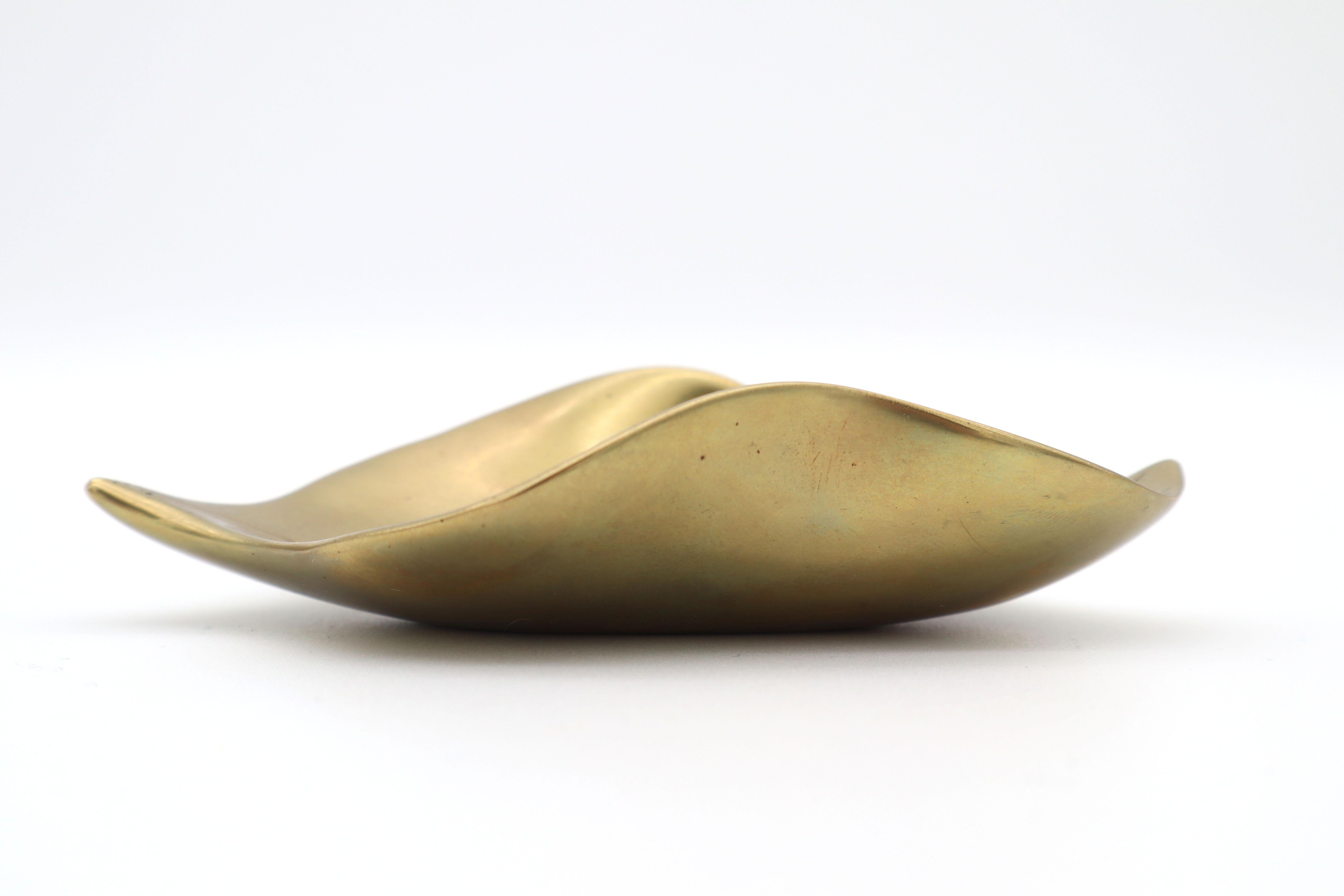 Solid Brass Leaf Ashtray by Auböck, 1950 In Excellent Condition For Sale In Vienna, AT