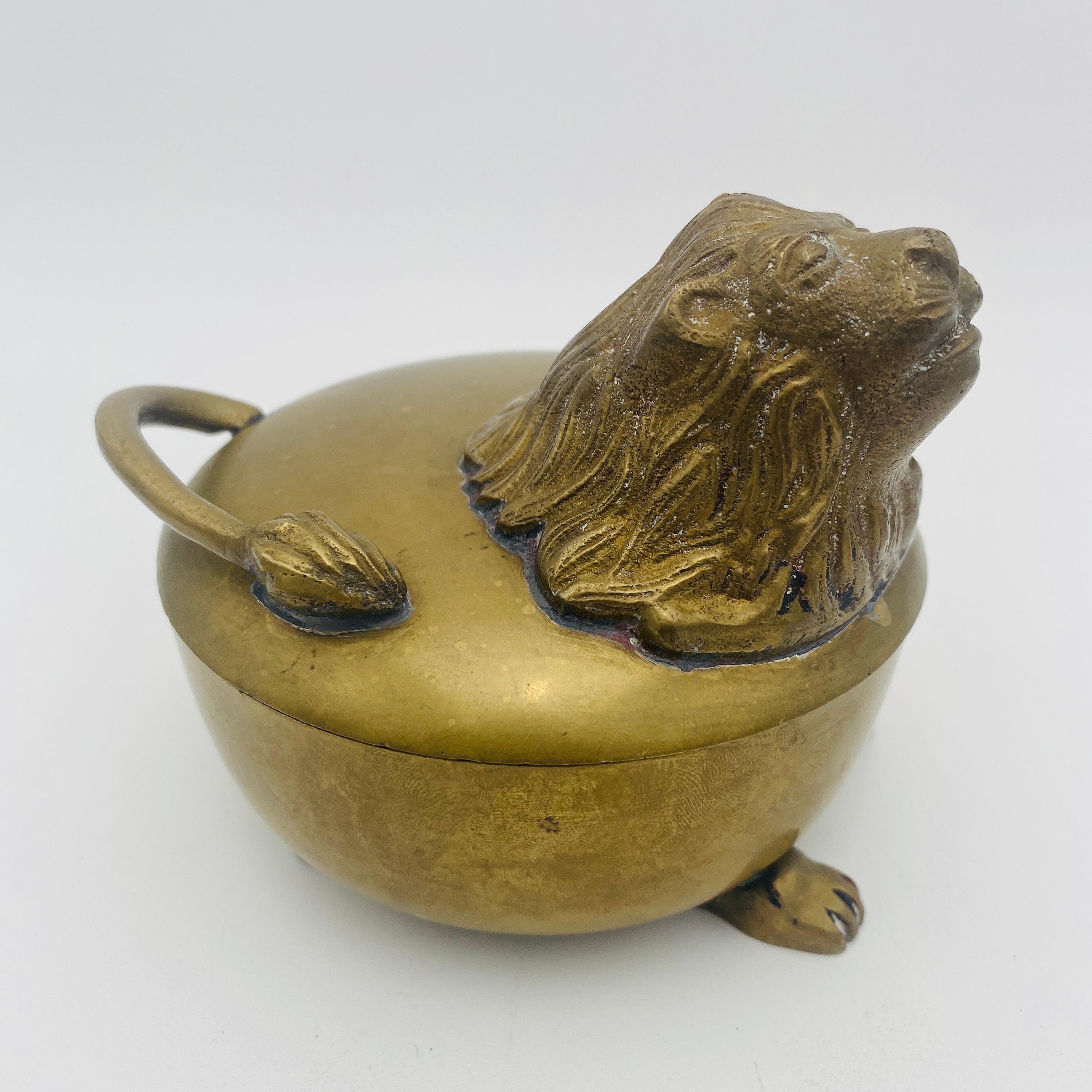 Il s'agit d'une excellente boîte de rangement en laiton massif avec une tête de lion sculptée et quatre pieds. Cette pièce est à la fois fonctionnelle et décorative. 
