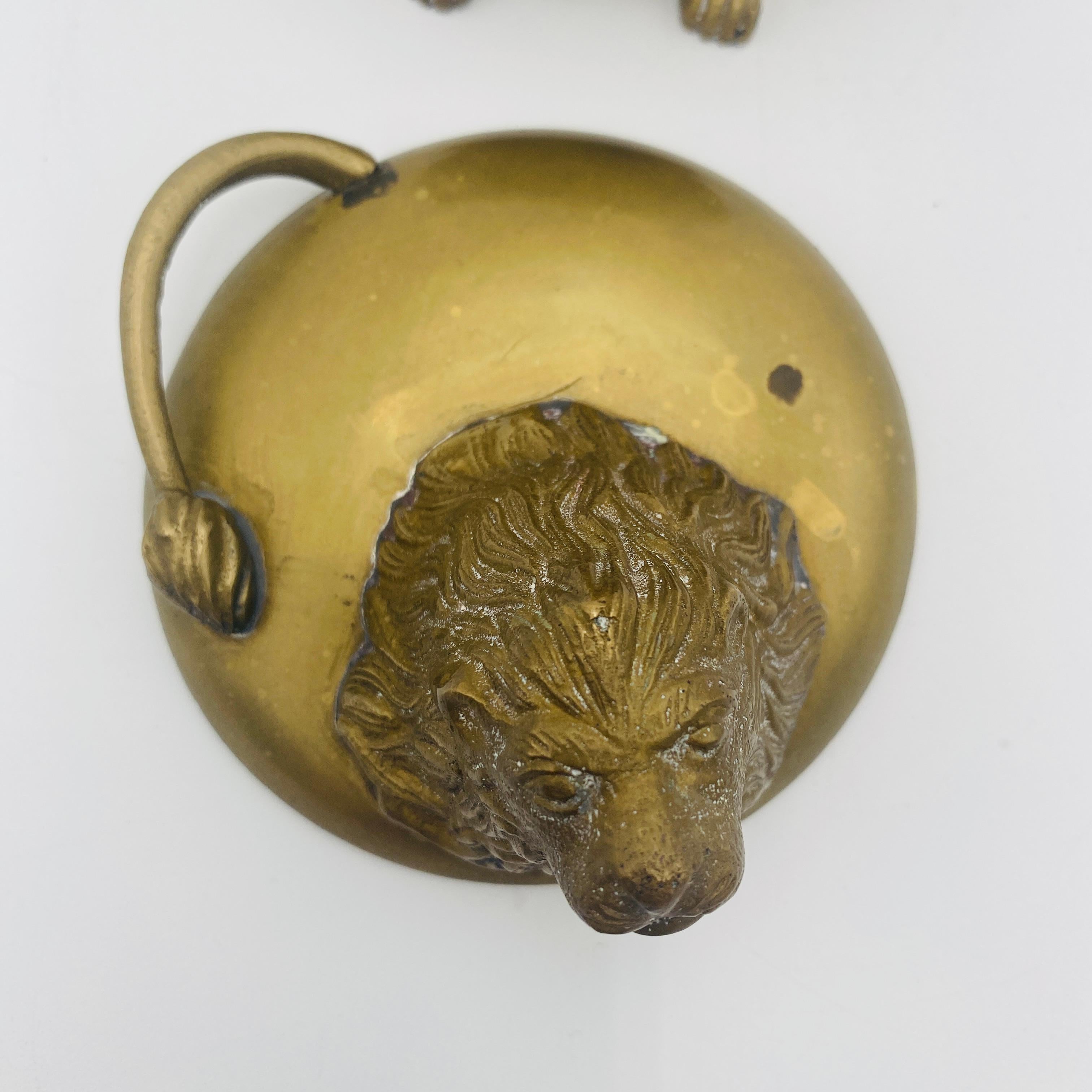 Inconnu Boîte à empiler lion en laiton massif avec pieds 20ème siècle en vente