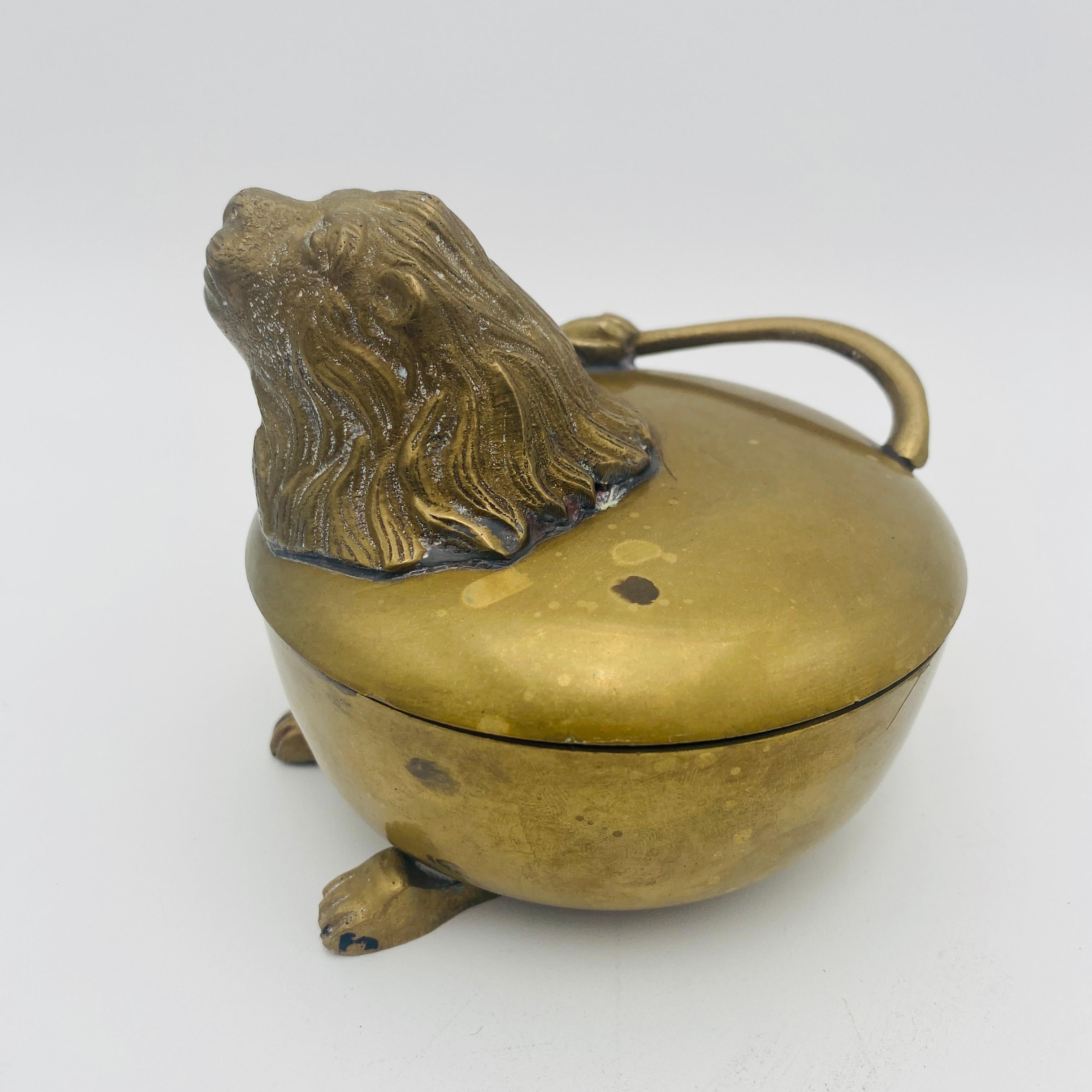 20ième siècle Boîte à empiler lion en laiton massif avec pieds 20ème siècle en vente
