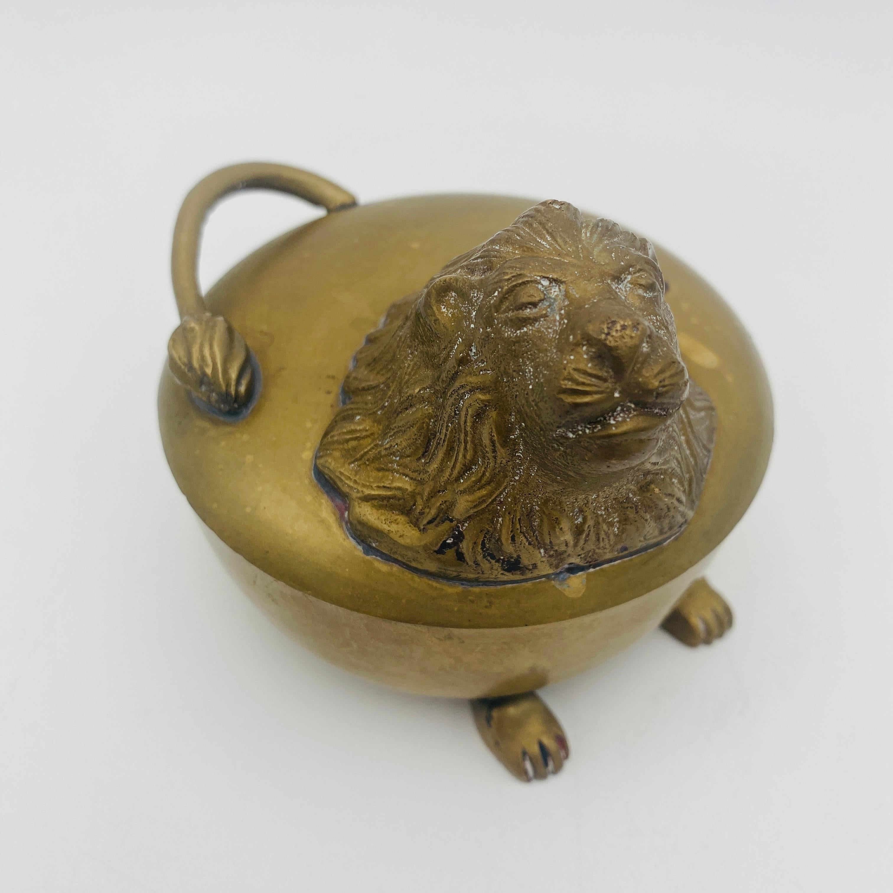 Boîte à empiler lion en laiton massif avec pieds 20ème siècle en vente 1