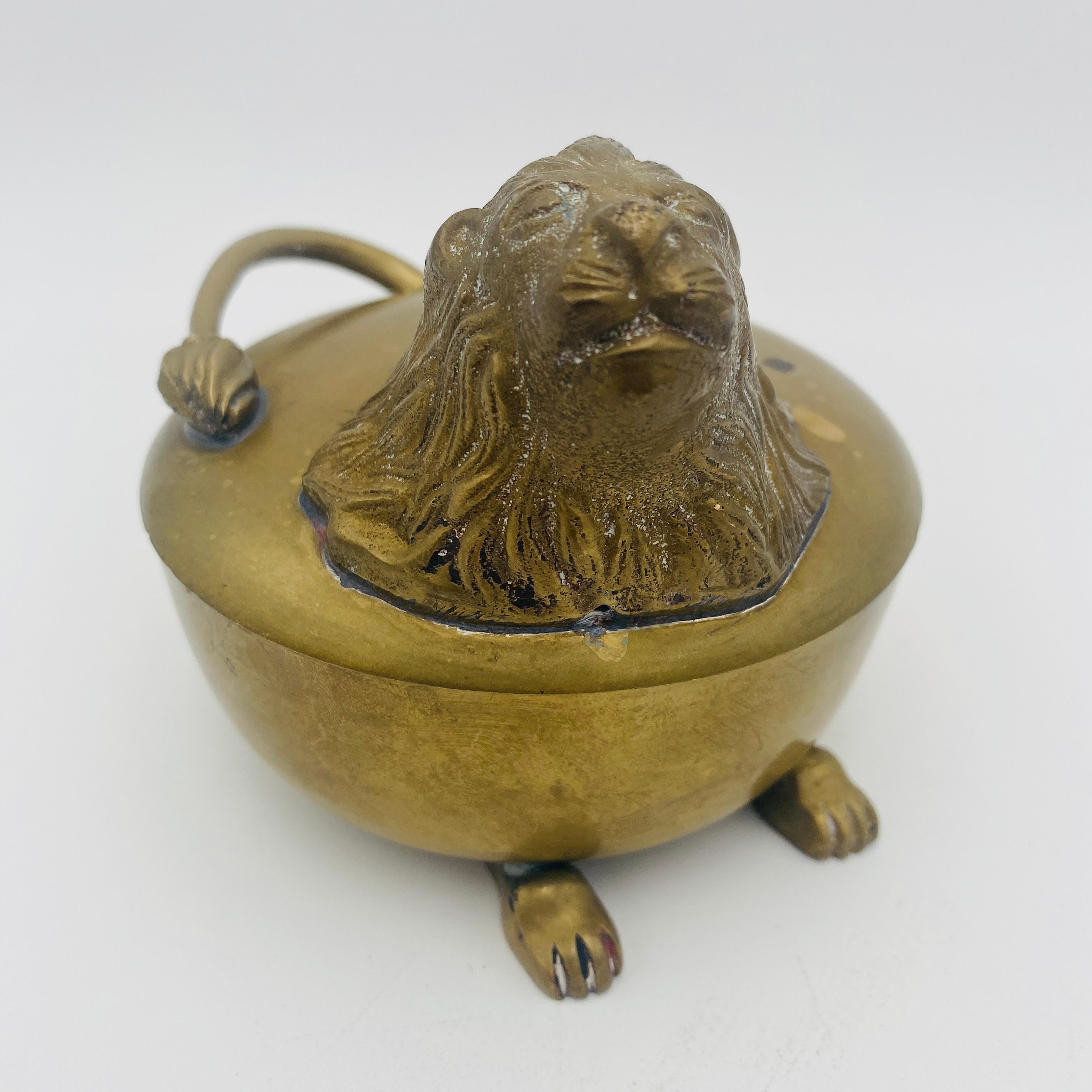 Boîte à empiler lion en laiton massif avec pieds 20ème siècle en vente 2