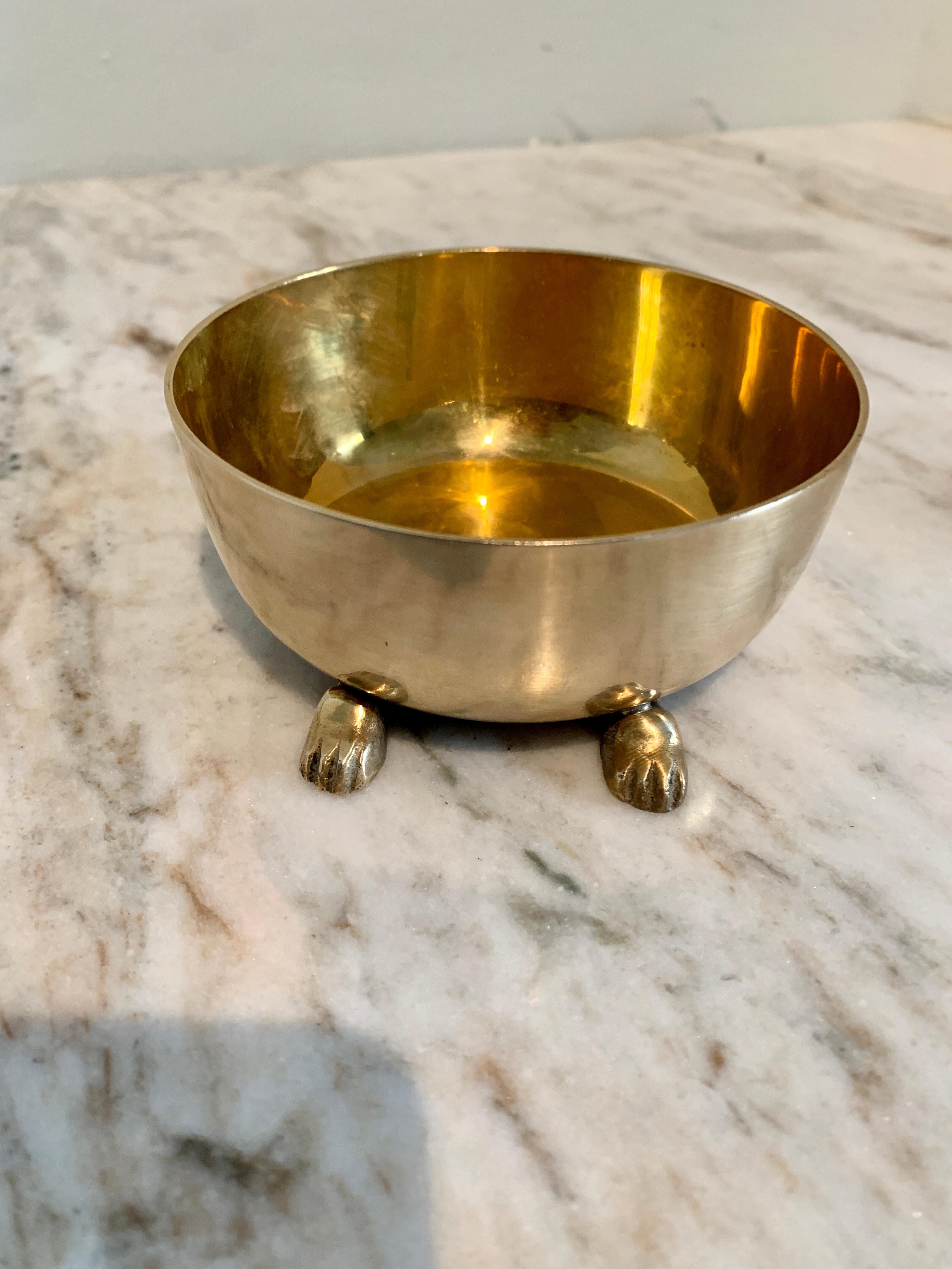 A wonderful brass box with a carved lions head and four feet. A compliment to any cocktail table or bar setting. A stash box for your 420 or better... polished and ready to make conversation of your table or smoke in your eyes... a terrific little