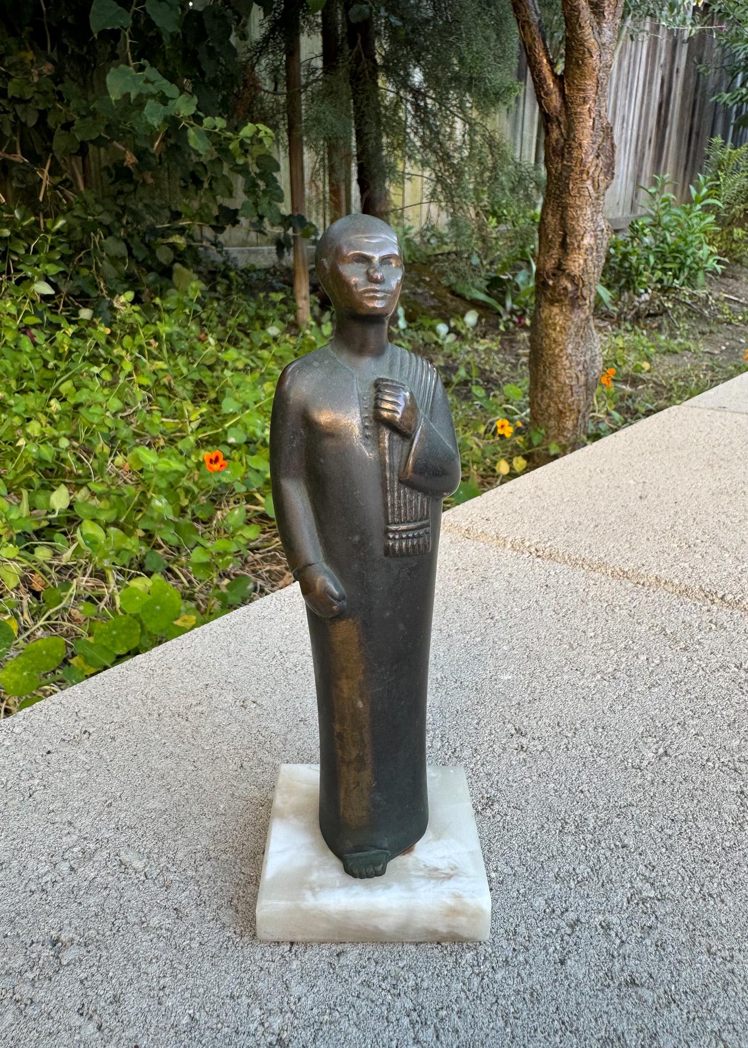 Neoegizio Scultura figurativa in ottone massiccio e marmo, inizio XX secolo in vendita