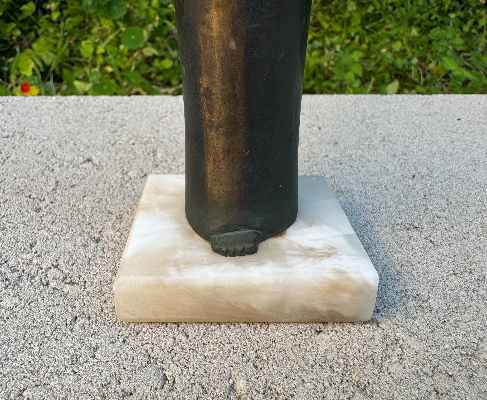 Patinato Scultura figurativa in ottone massiccio e marmo, inizio XX secolo in vendita