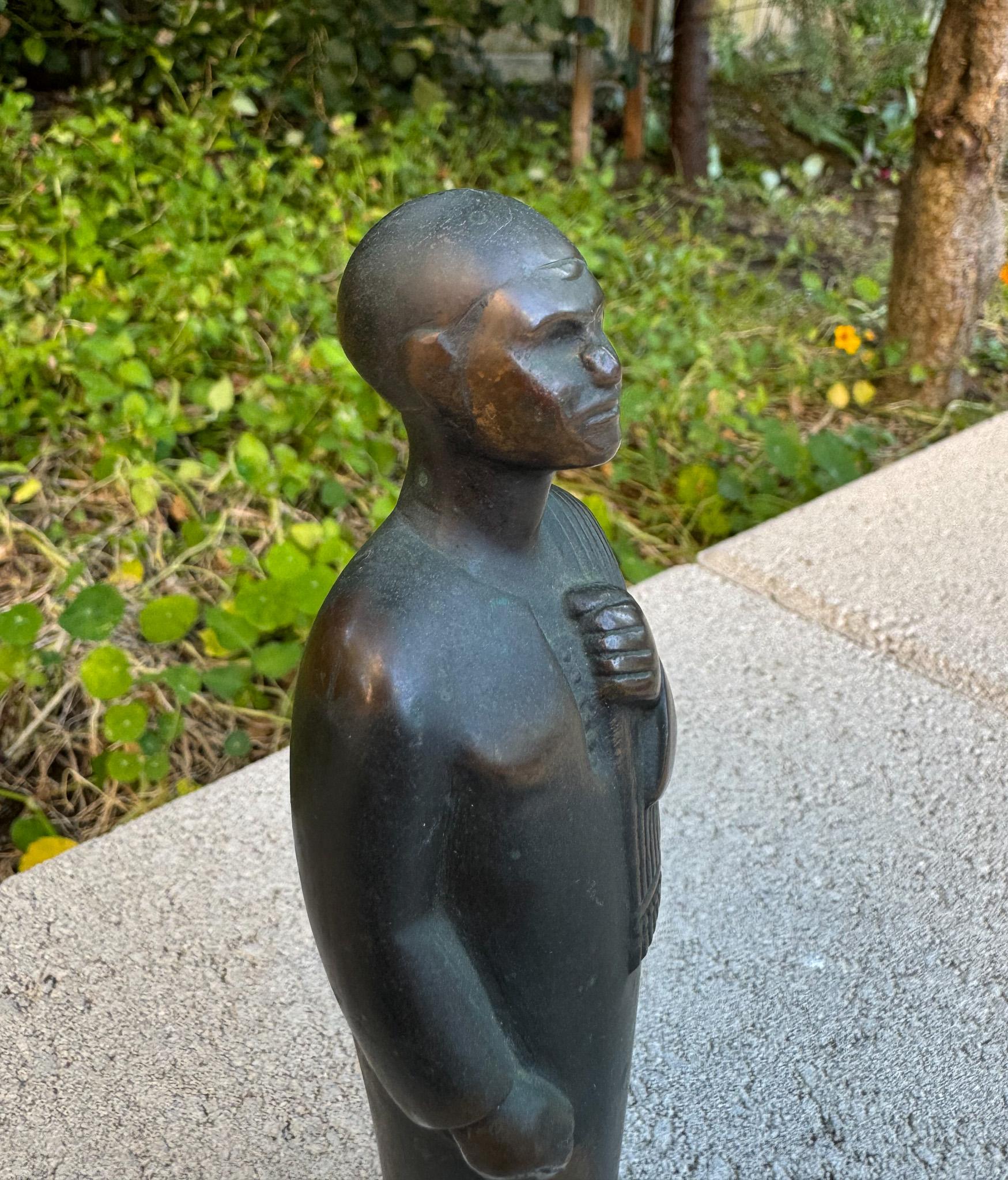 Scultura figurativa in ottone massiccio e marmo, inizio XX secolo in vendita 1