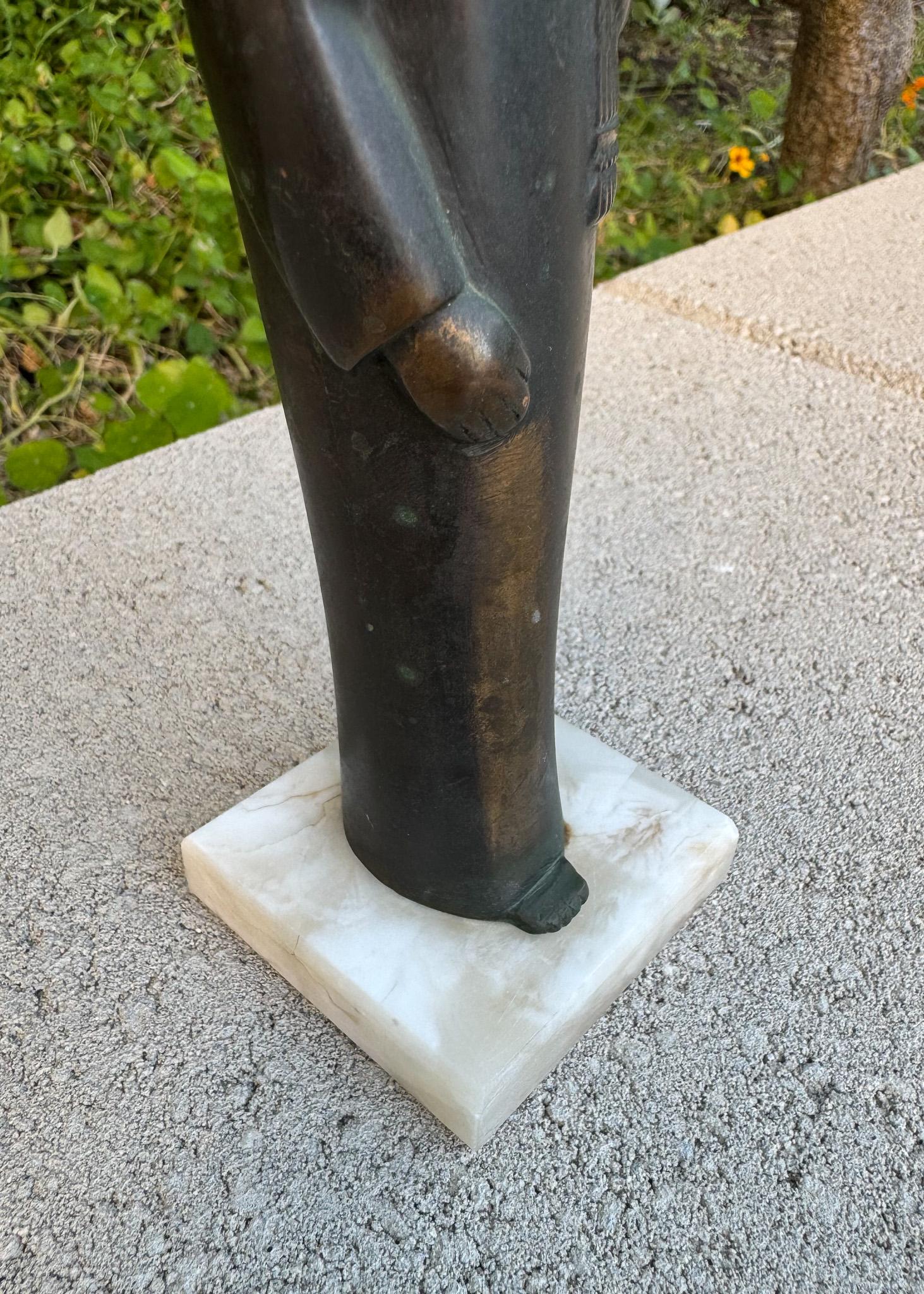 Scultura figurativa in ottone massiccio e marmo, inizio XX secolo in vendita 2
