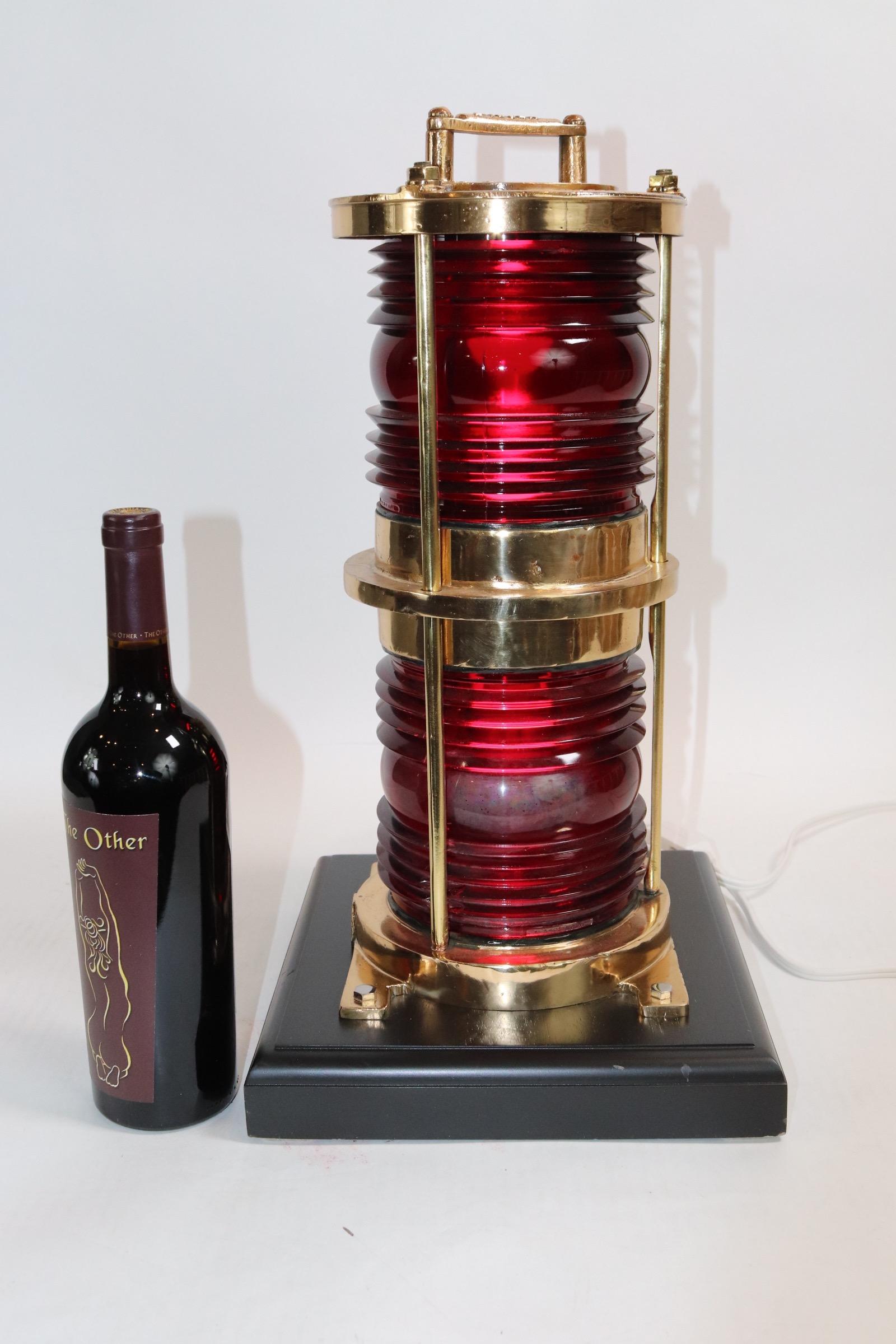 Balise maritime à double lentille en laiton massif avec lentilles de fresnel. En laiton poli et laqué, monté sur un épais socle en bois avec bord roulé. Fraîchement câblé pour l'affichage à domicile. Assez lourd et robuste. Le poids est de 30 livres.