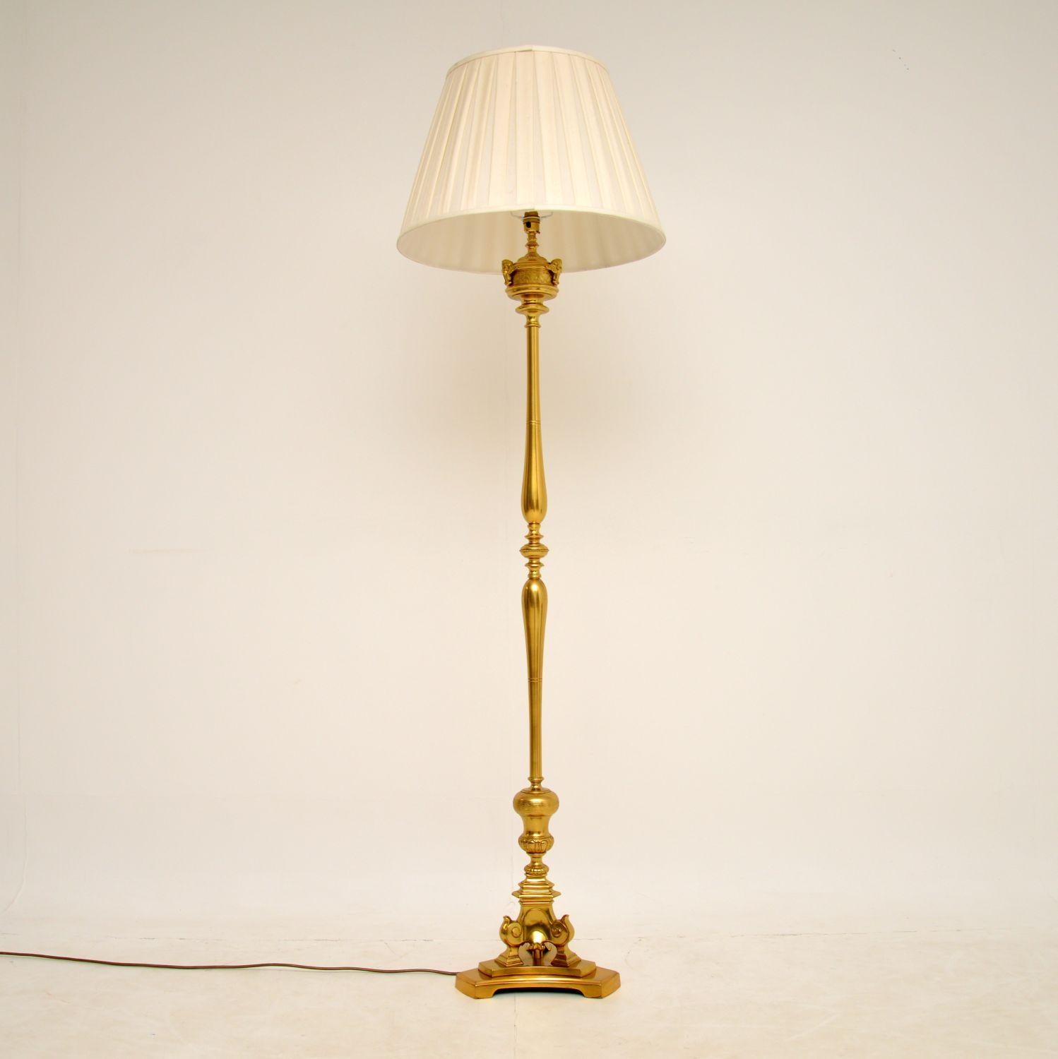 A spectacular vintage floor lamp in solid brass, made in England and dating to around the 1930-50’s period.

It has neo-classical styling, and is of absolutely amazing quality. This is very solid and heavy for its size. The brass is cast with