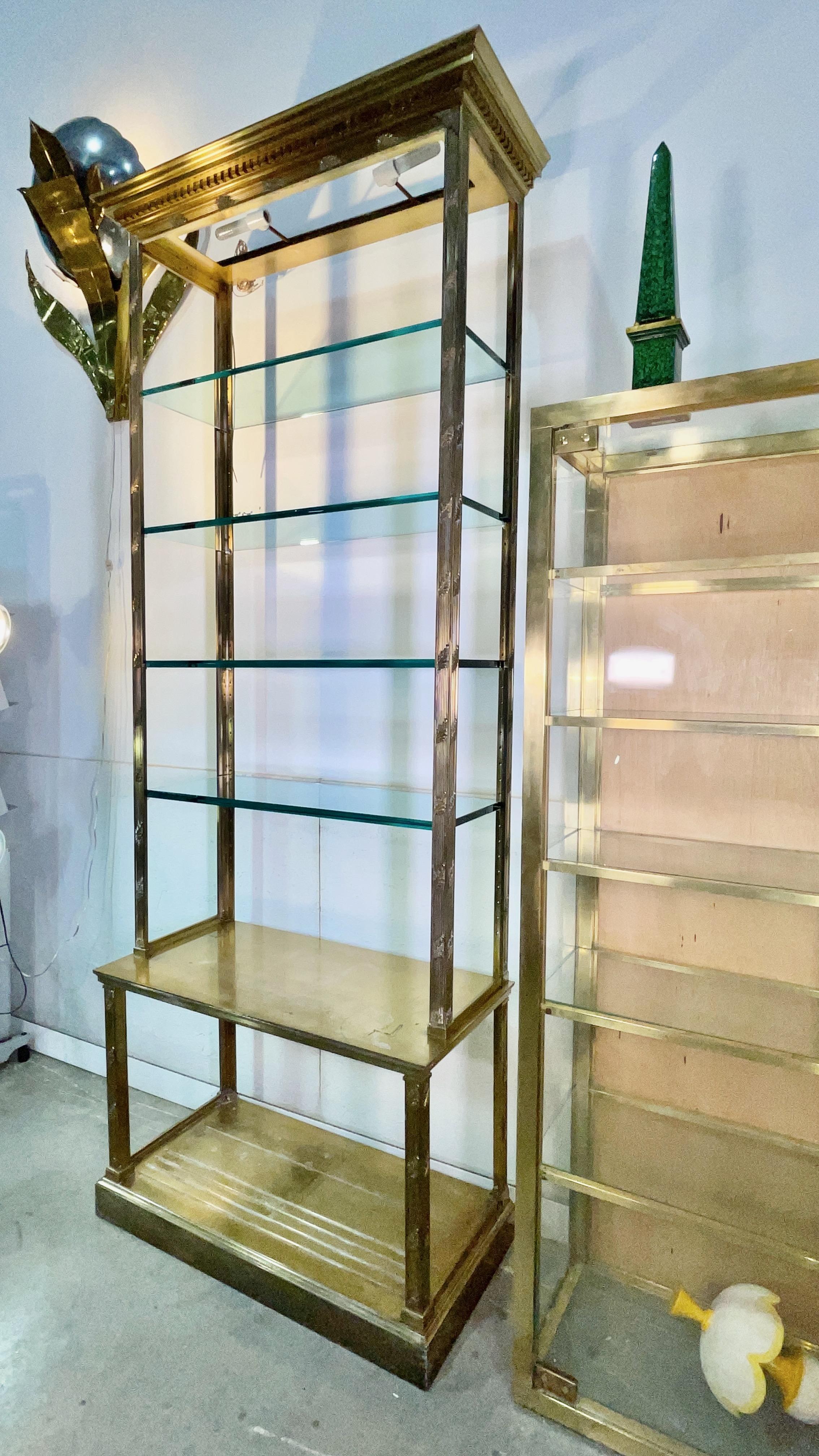 Vitrine néoclassique en laiton massif sur Stand en vente 4