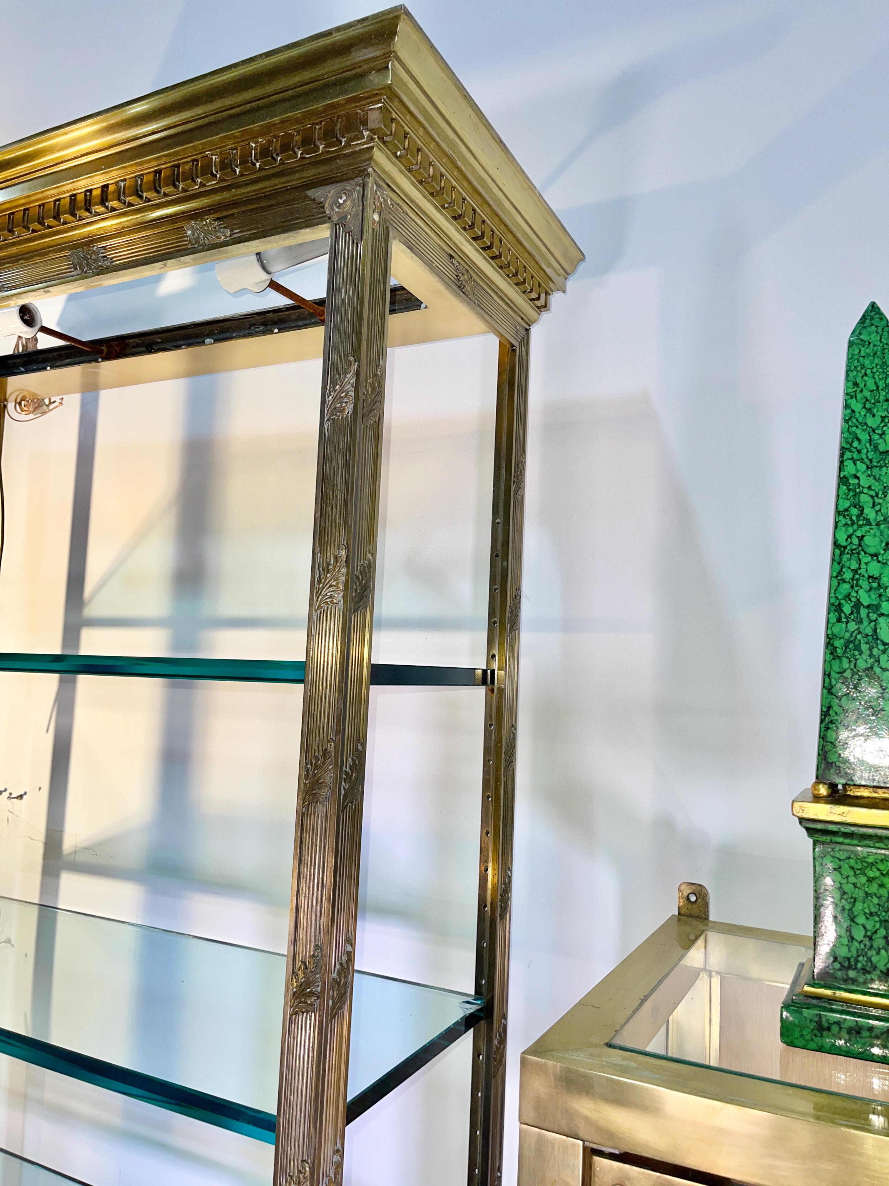 Vitrine néoclassique en laiton massif sur Stand en vente 5