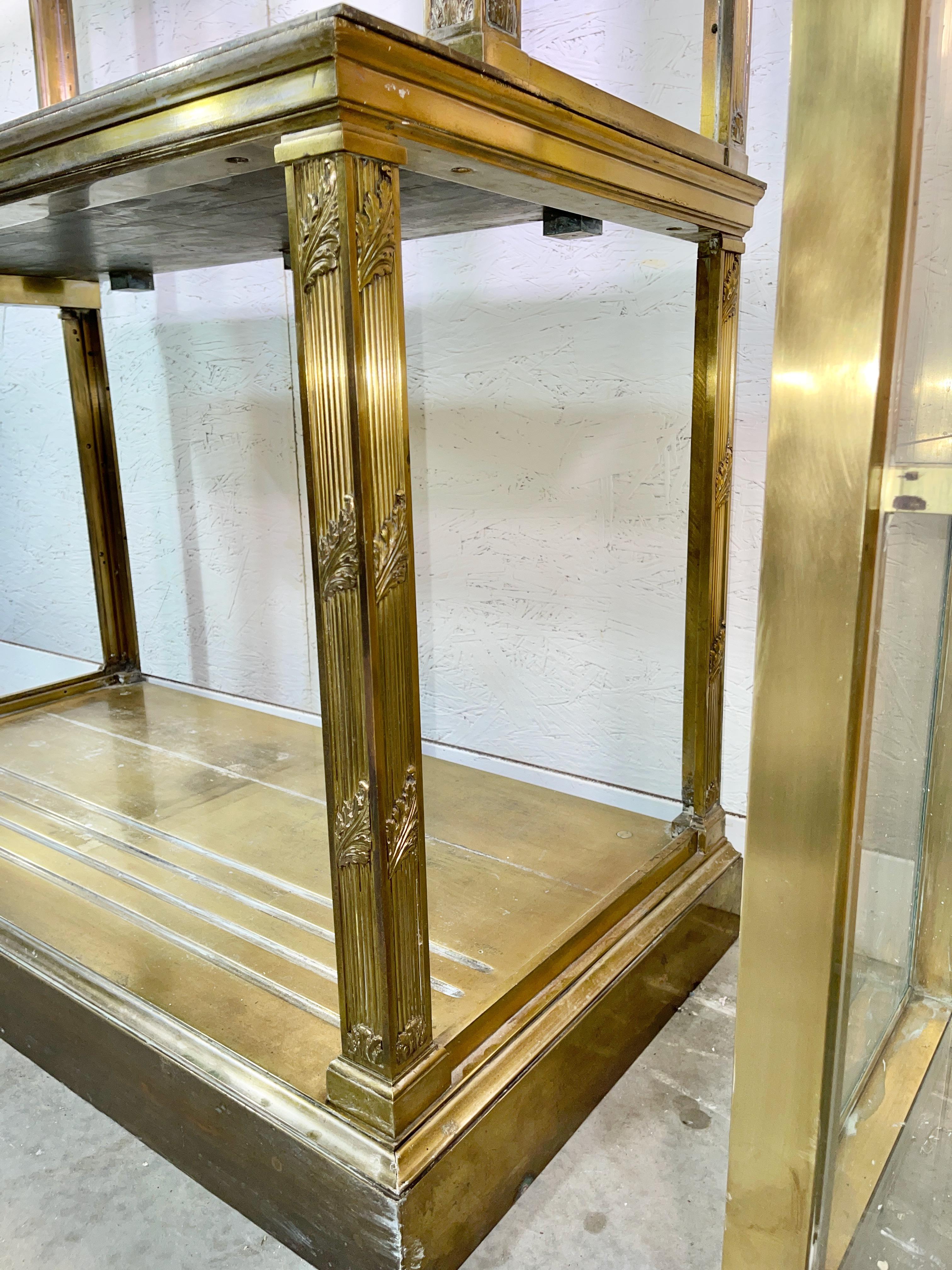Vitrine néoclassique en laiton massif sur Stand en vente 6