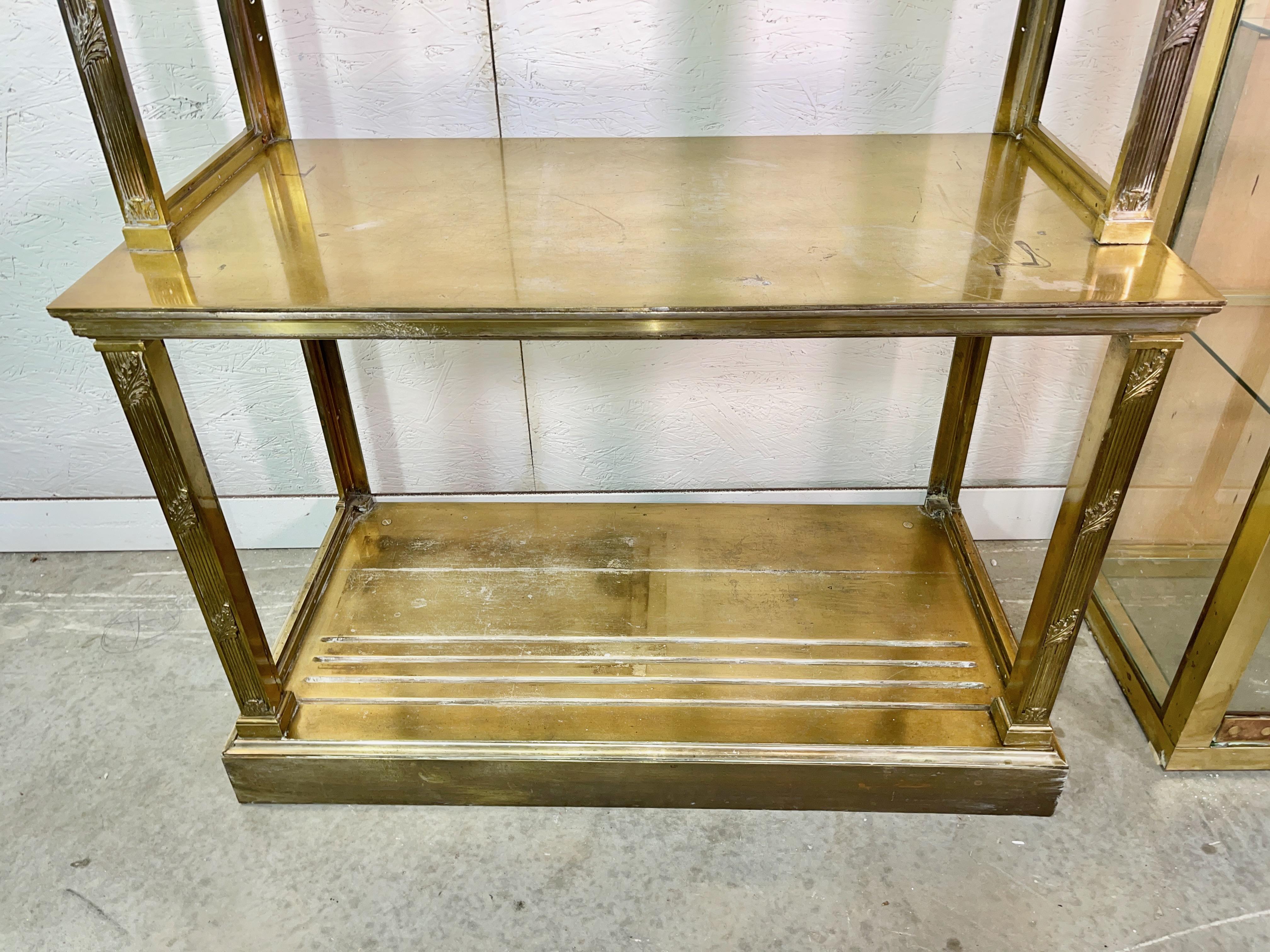 Vitrine néoclassique en laiton massif sur Stand en vente 7