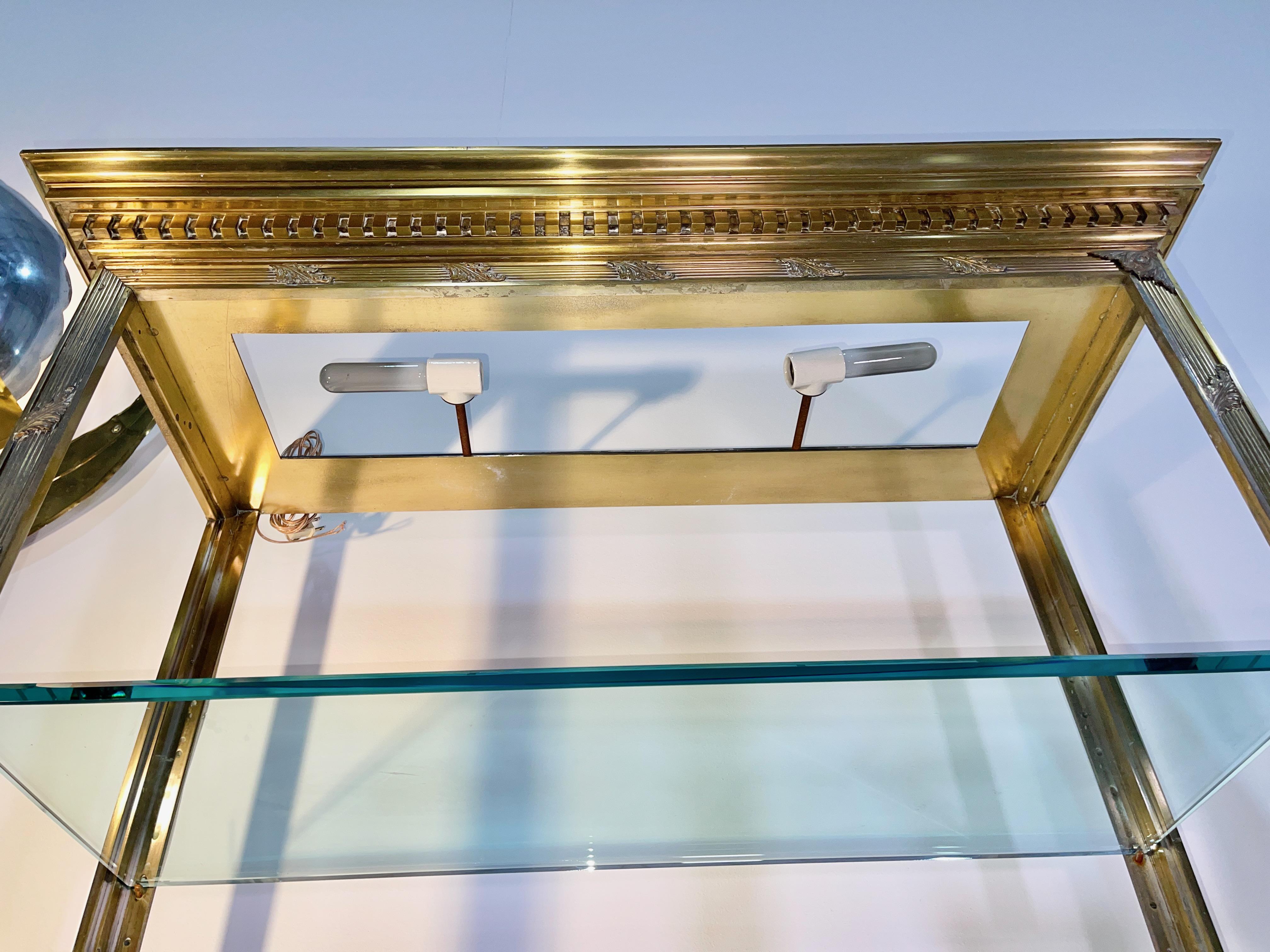 Vitrine néoclassique en laiton massif sur Stand en vente 8
