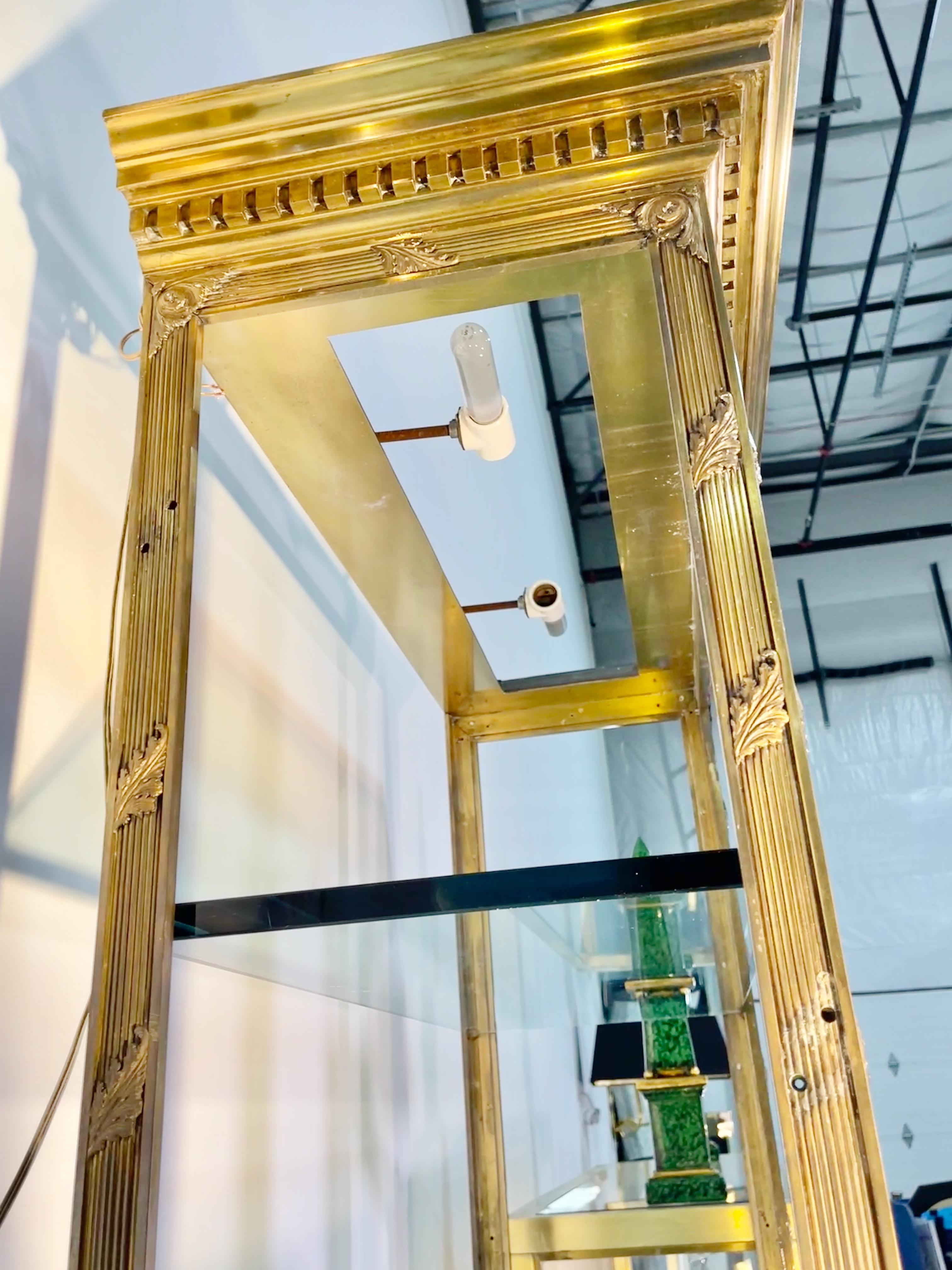 Vitrine néoclassique en laiton massif sur Stand en vente 12