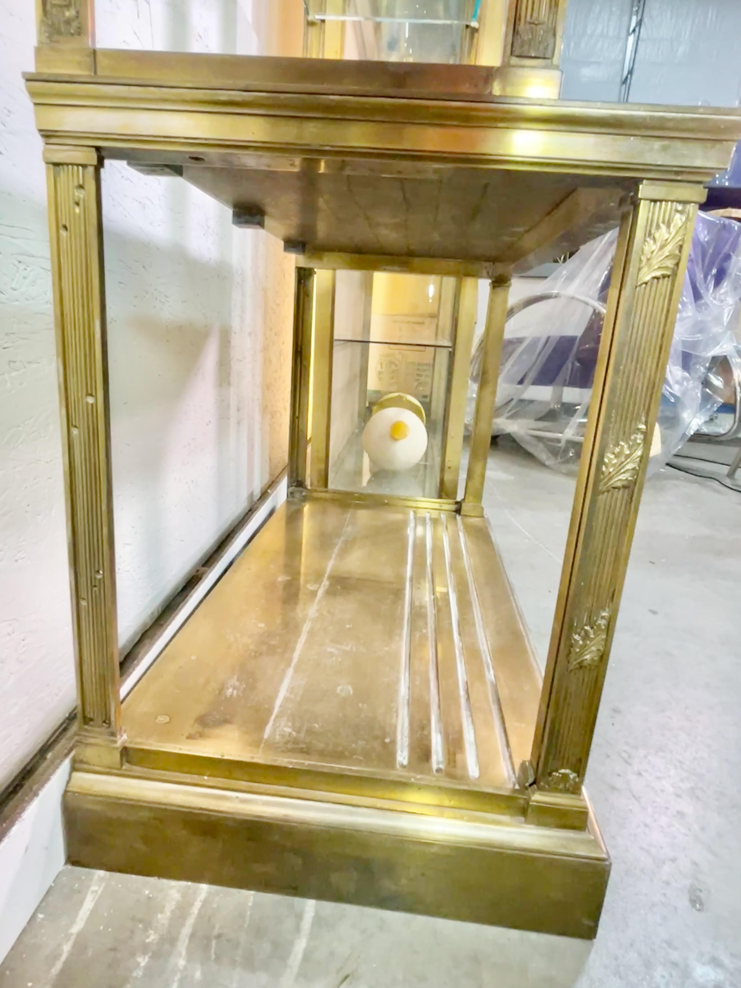 Vitrine néoclassique en laiton massif sur Stand en vente 13
