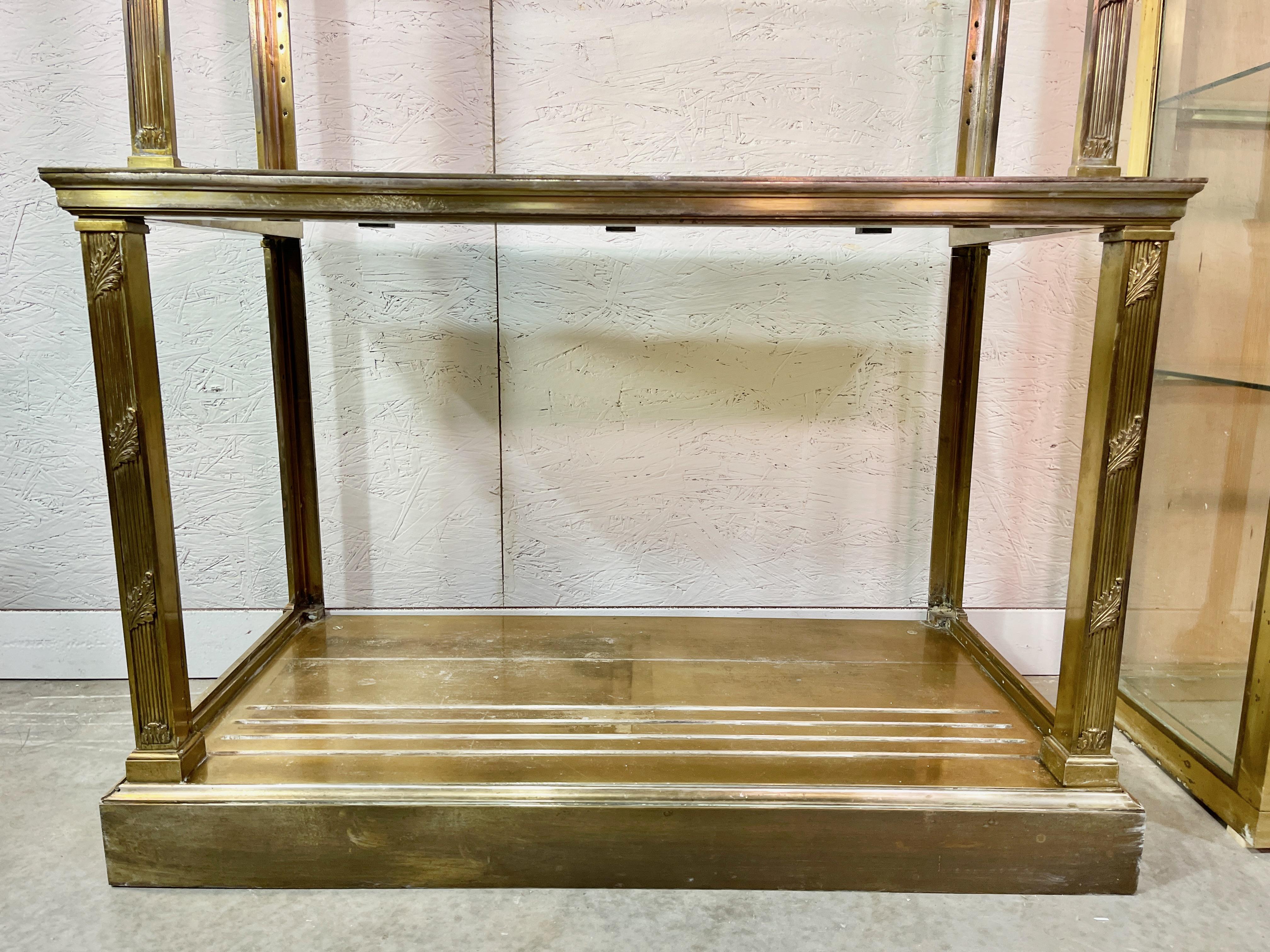 20ième siècle Vitrine néoclassique en laiton massif sur Stand en vente