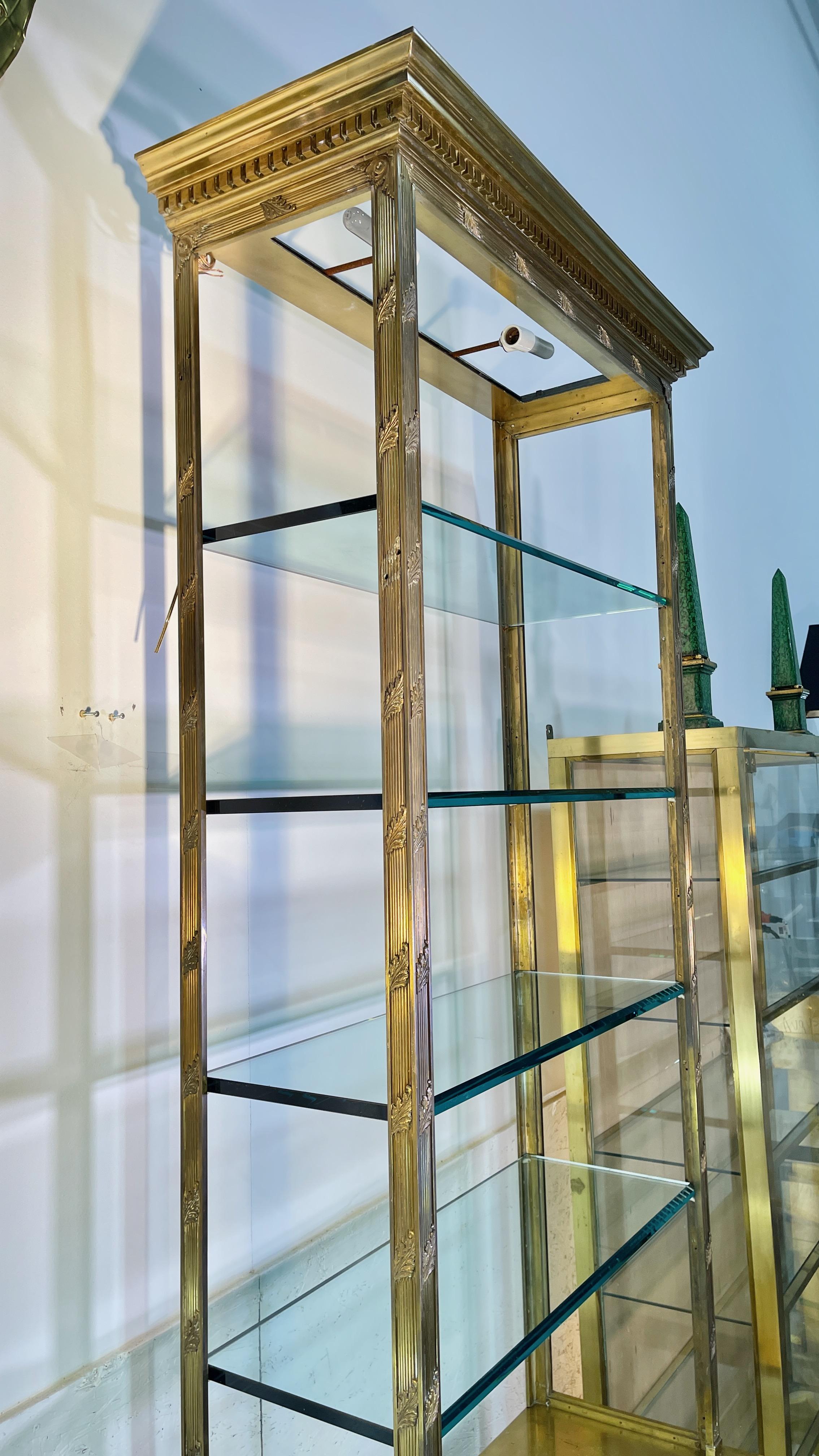 Laiton Vitrine néoclassique en laiton massif sur Stand en vente