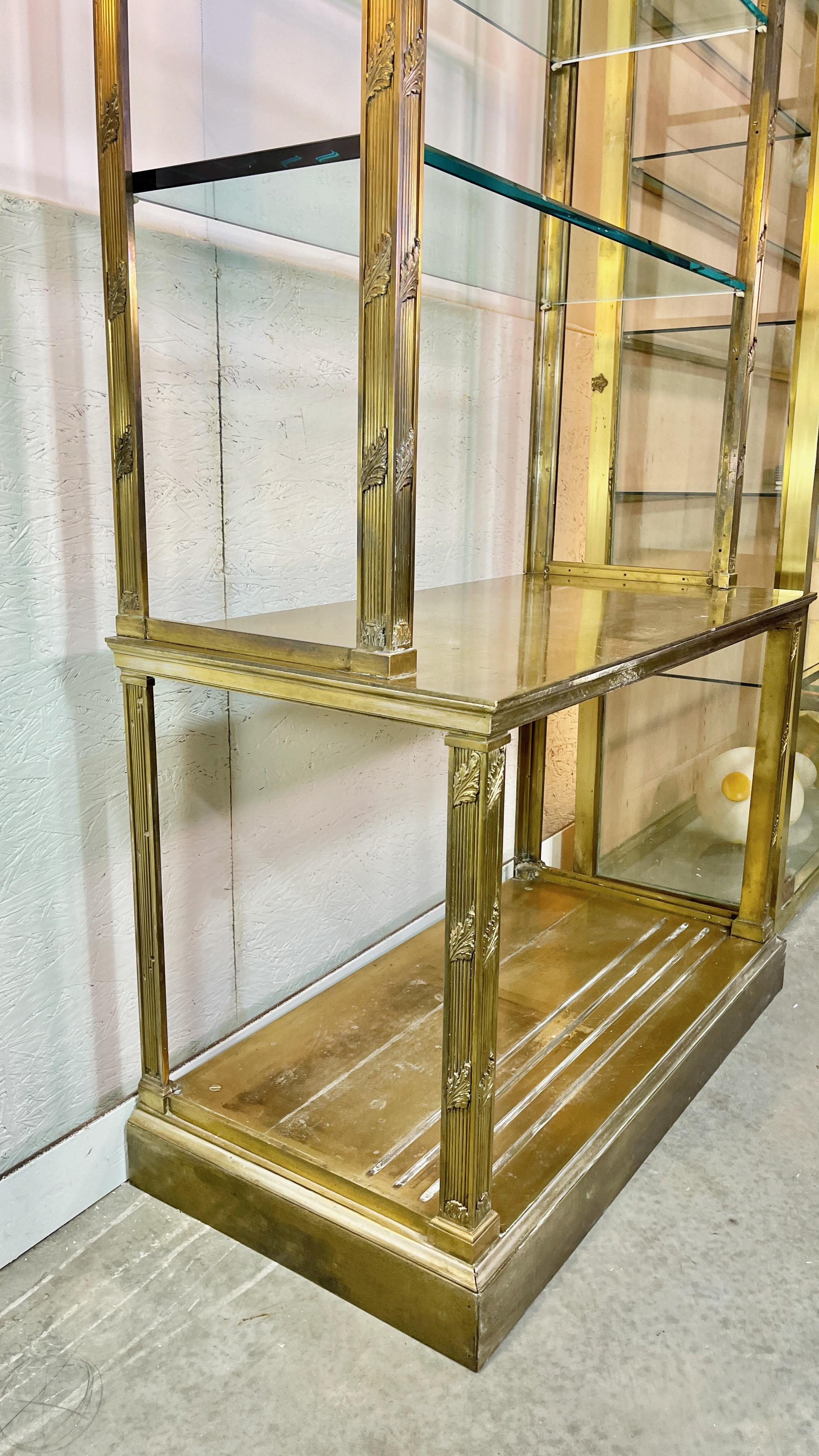 Vitrine néoclassique en laiton massif sur Stand en vente 1