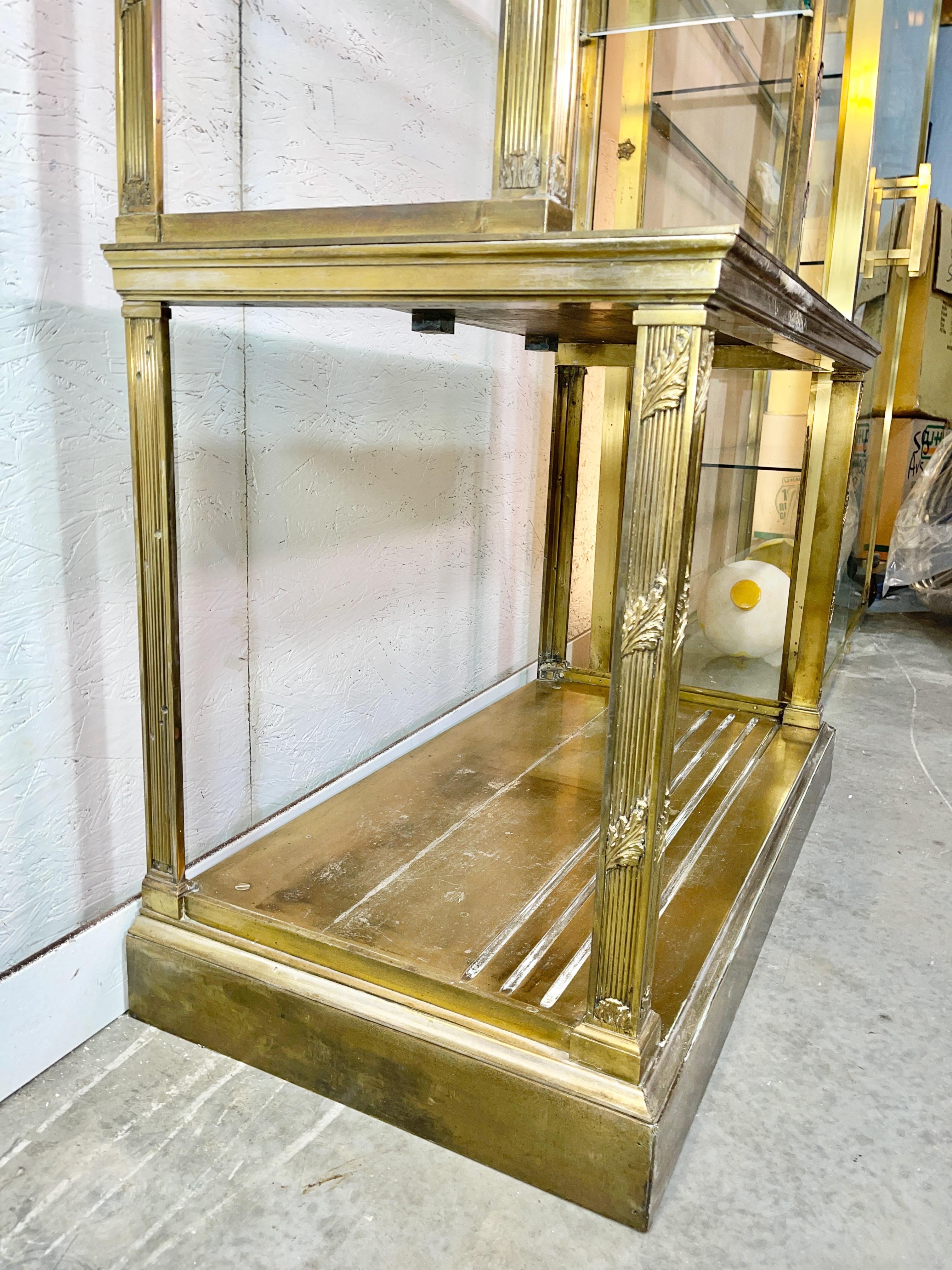 Vitrine néoclassique en laiton massif sur Stand en vente 2