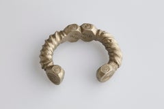 Bracelet manchette en laiton et alliage de nickel, peuple Nupe, Nigeria, 20e siècle