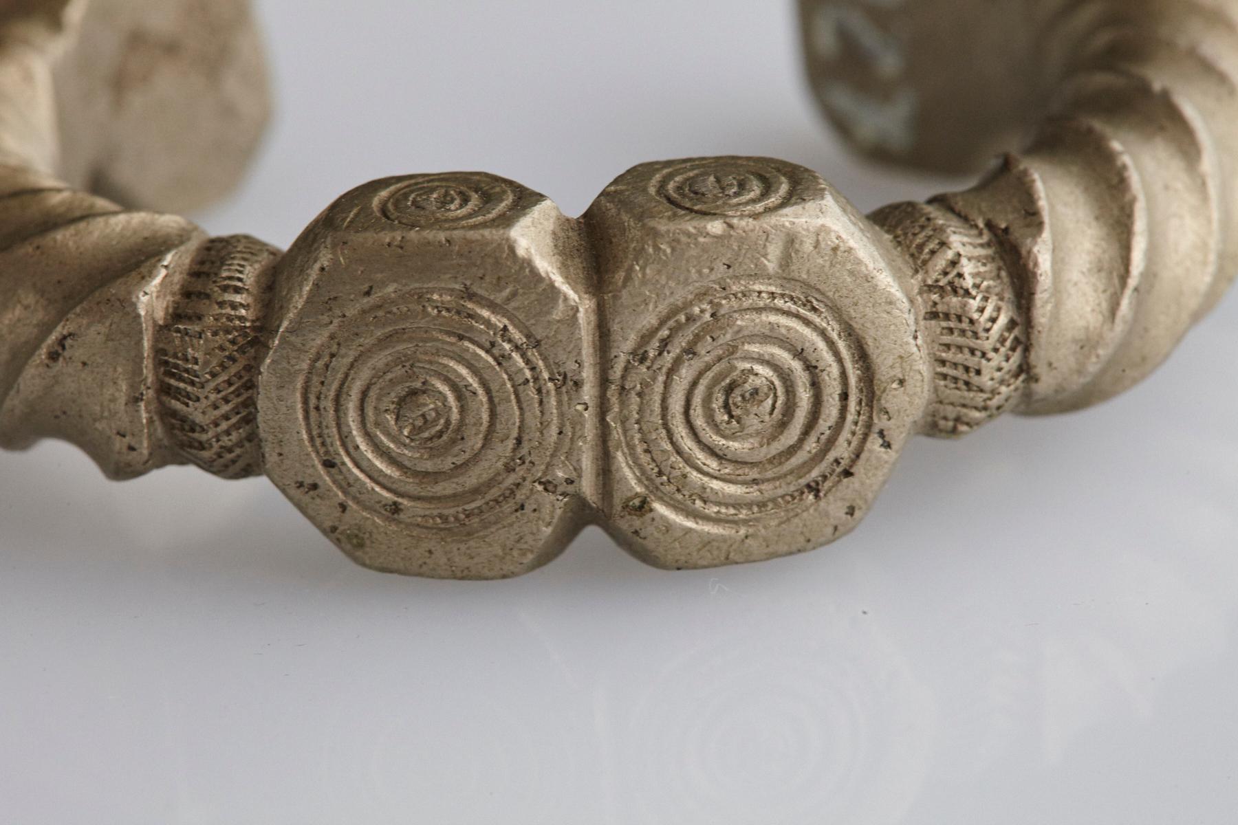 Bracelet manchette en laiton et alliage de nickel, peuple Nupe, Nigeria, 20e siècle Bon état - En vente à Aramits, Nouvelle-Aquitaine