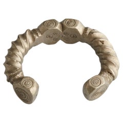 Manschettenarmband aus massivem Messing/Nickel, Nupe-Volkes, Nigeria, 20. Jahrhundert