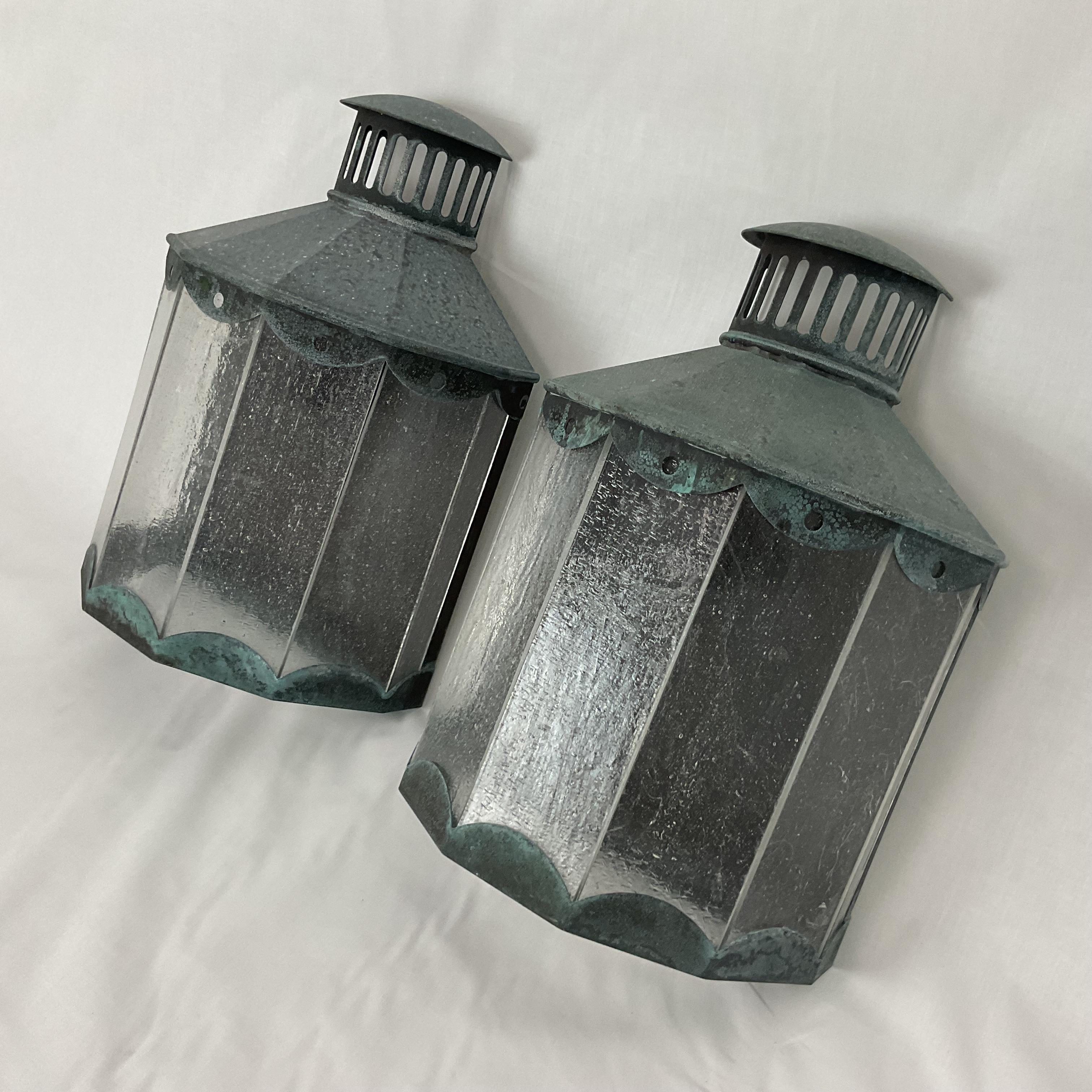 Preciosas linternas de pared francesas de latón macizo aptas para lugares húmedos o secos, hermosos paneles de cristal con muchas semillas  dan un aspecto encantador. Calidad y estilo. Listo para colgar con todas las piezas de montaje.
