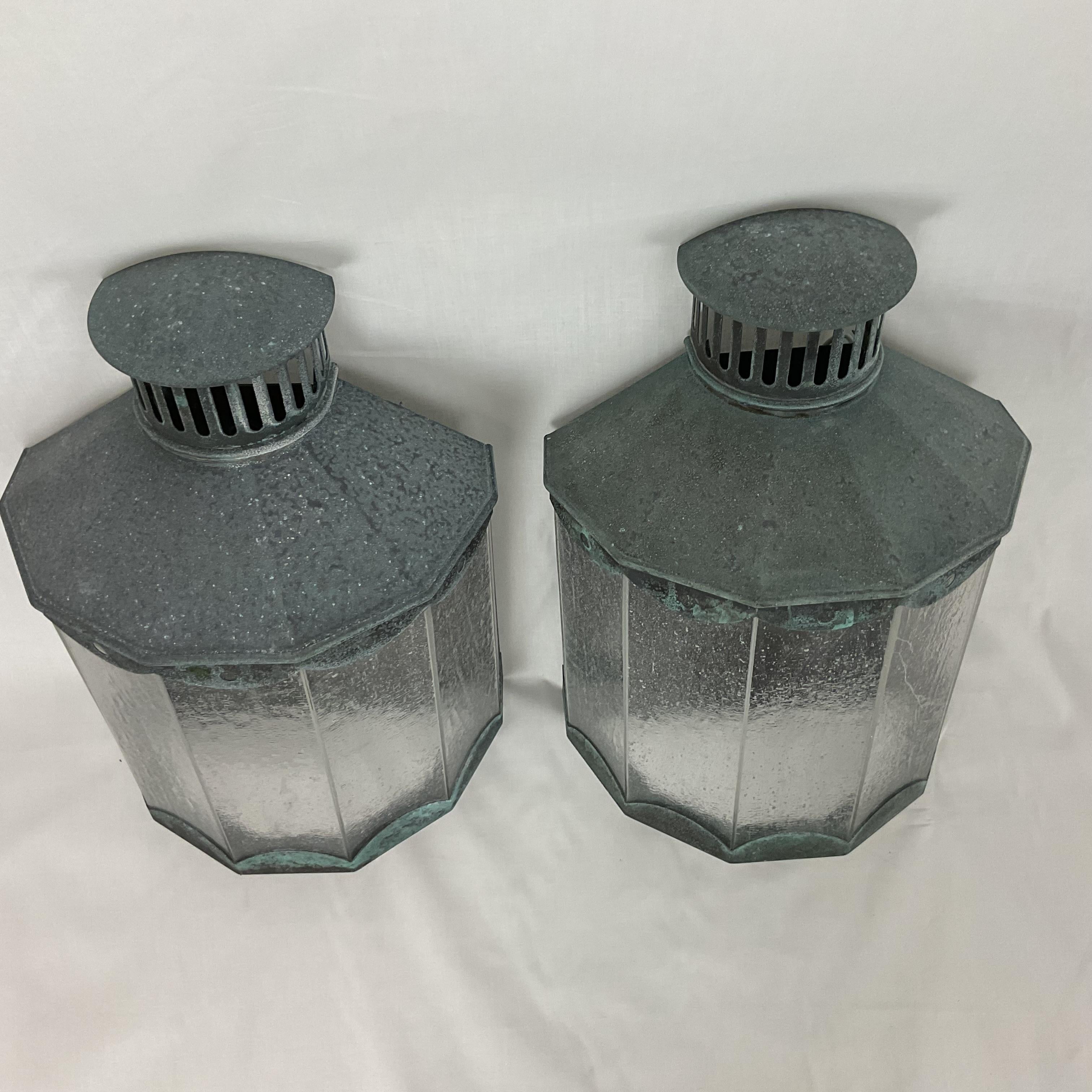Faroles de latón macizo para exteriores de Phoenix Day Co Provincial francés en venta