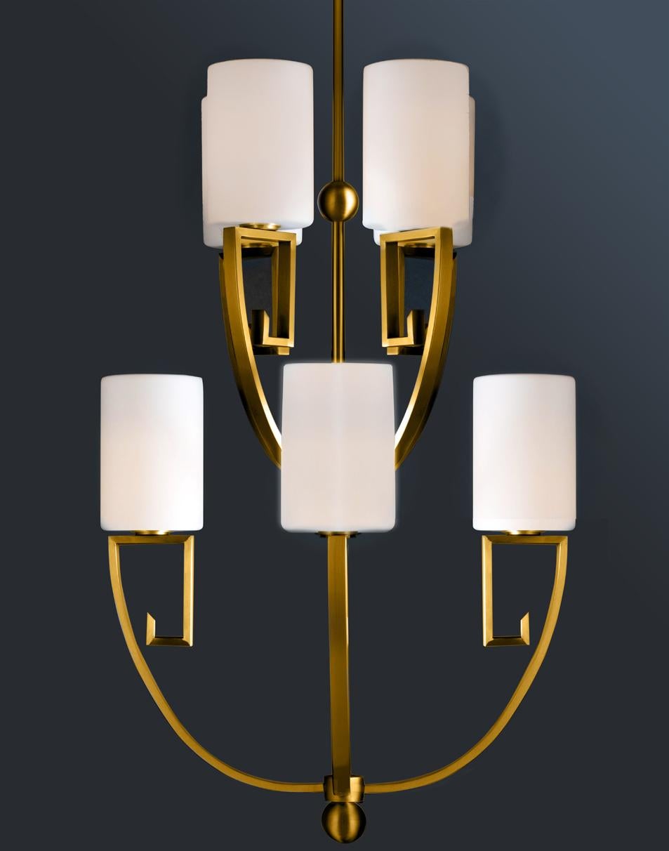 Il lampadario per esterni Palatsi in ottone massiccio di Elisterno - porta un nuovo livello di lusso negli spazi esterni.  Elisterno Outdoors è specializzata in illuminazione per esterni con am designs e costruzioni ispirati a stili classici ma