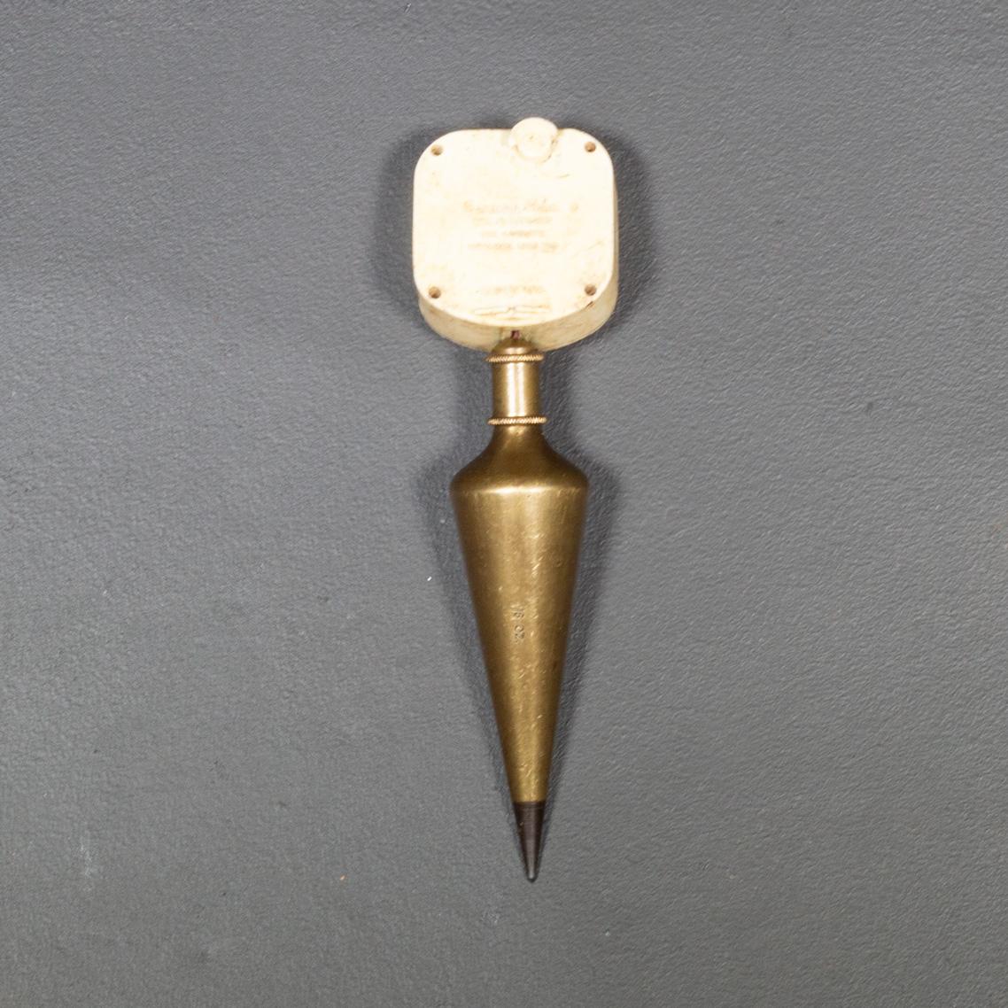 À PROPOS DE

Fil à plomb en laiton massif. 

    CRÉATEUR Gammon Reel Co.
    A.I.C. c.1940-1950.
    MATÉRIAUX ET TECHNIQUES Laiton massif, plastique.
    CONDITION Bon. Usure conforme à l'âge et à l'utilisation. Fonctionne correctement. 
   