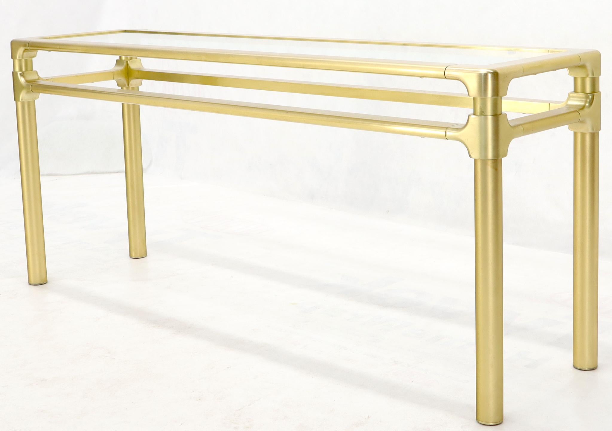 Laqué Table console mi-siècle moderne de style mi-siècle avec base en laiton massif et plateau en verre en vente