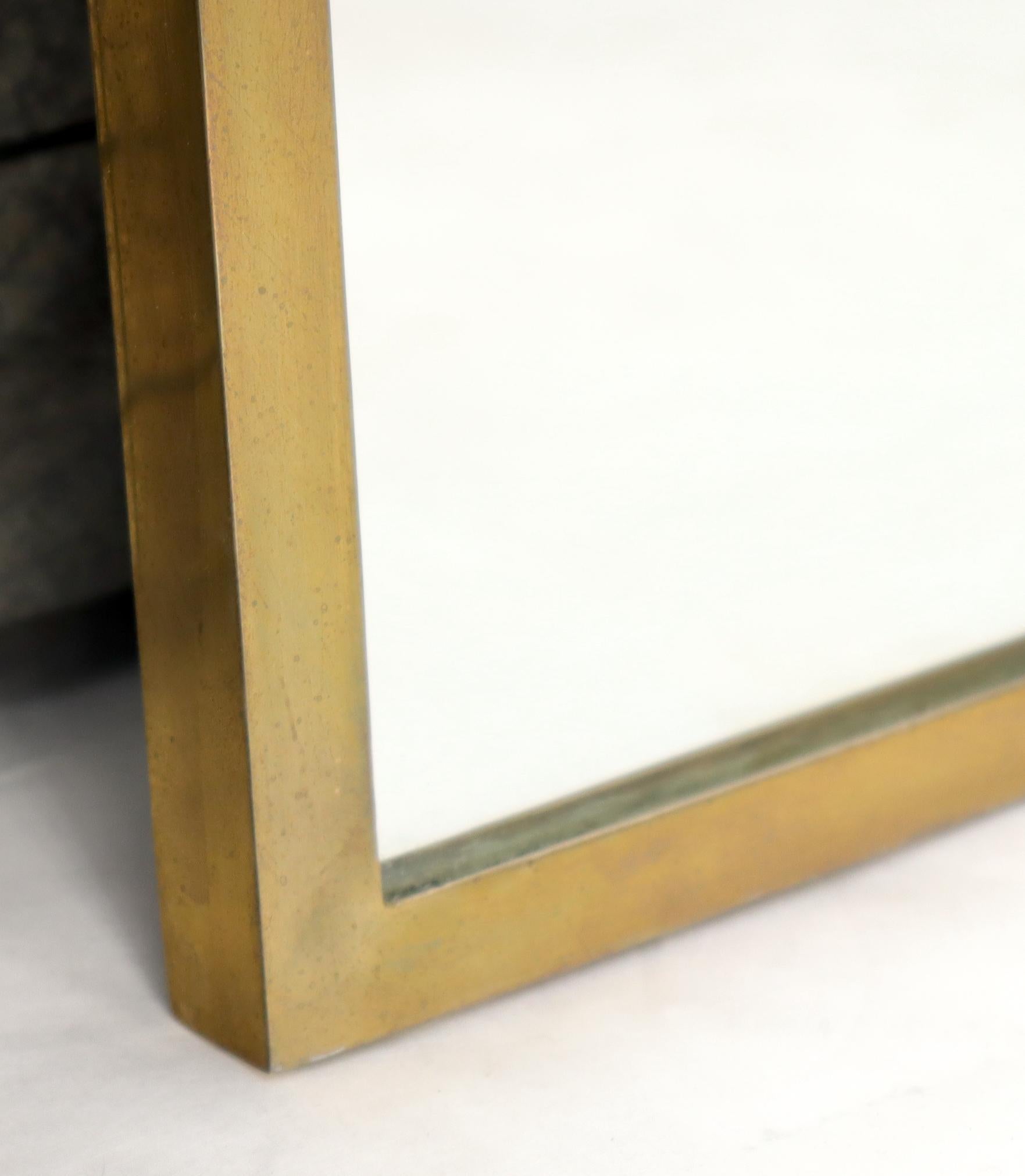 Mid-Century Modern Miroir mural incurvé à profil en laiton massif en forme de dôme et bouclier en vente