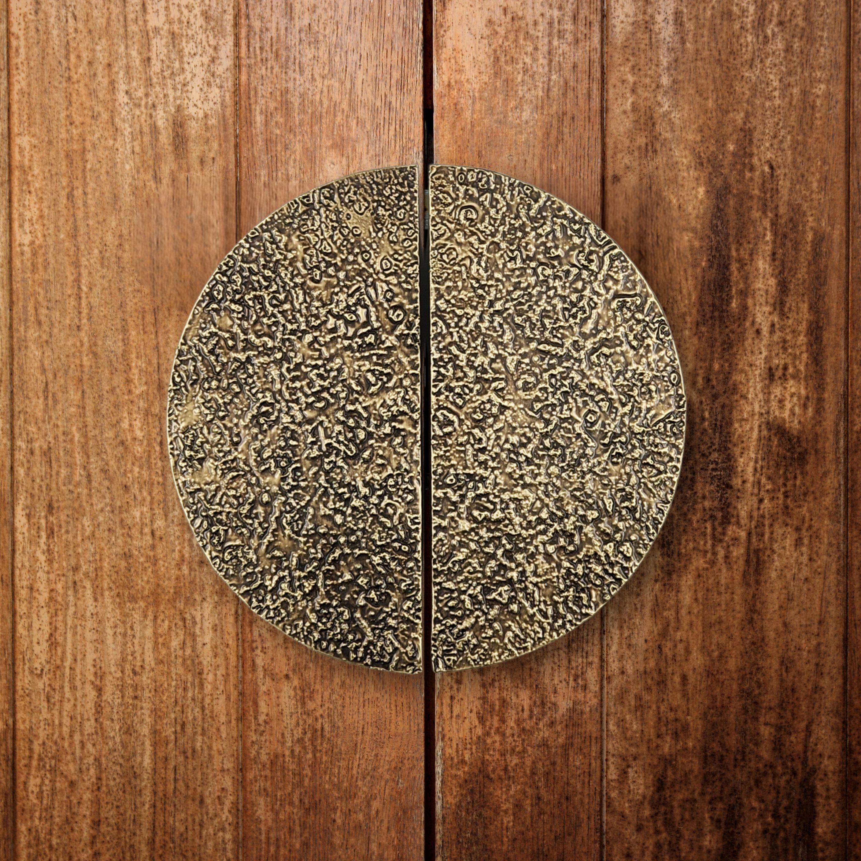 Solid brass pull handle with a 30 cm diameter, part of the Earth Prints collection. Crafted using the hammered and stippled brass technique, it features a textured surface created through hammering, highlighting the material’s natural