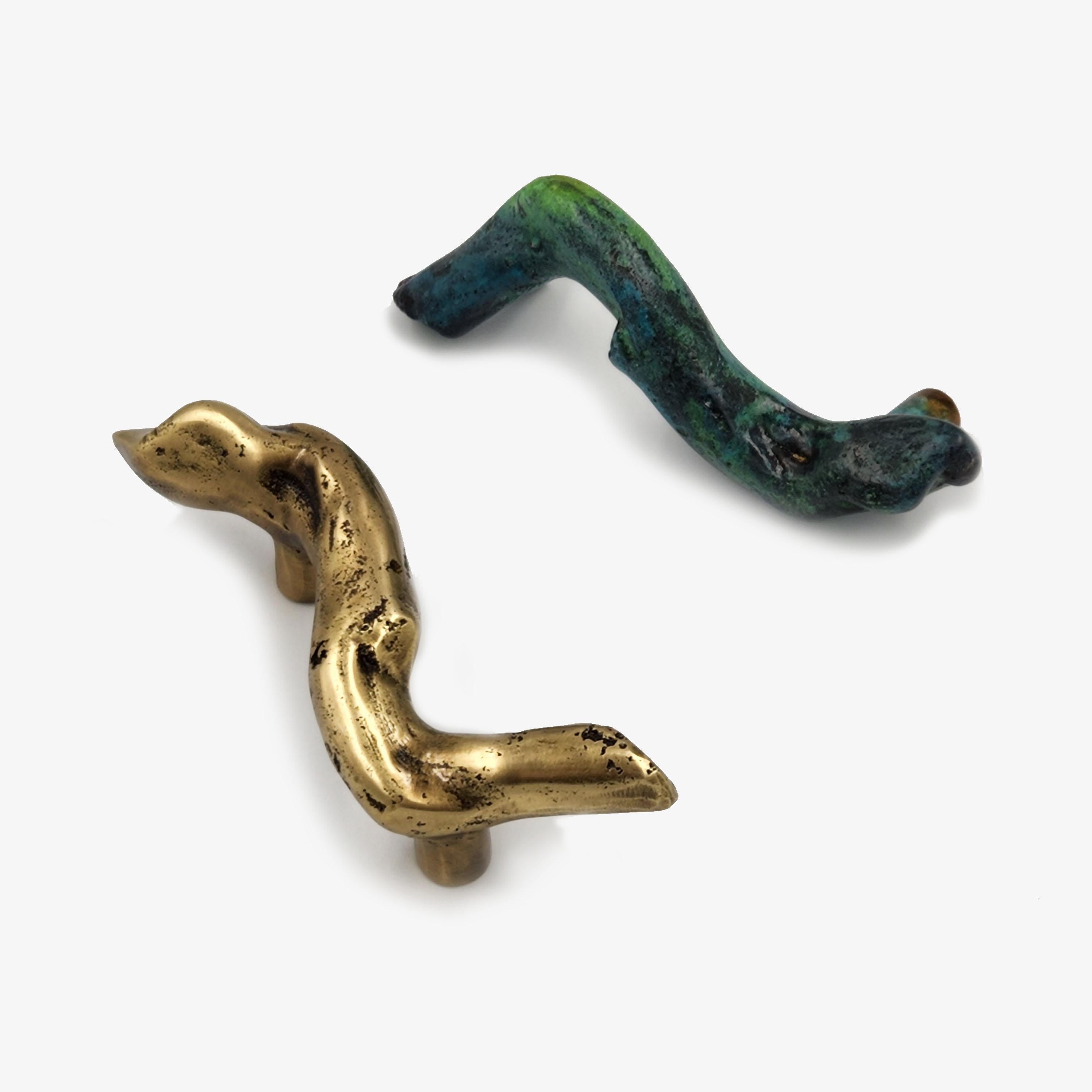 A tribute to nature, infinite source of patterns with mineral elements. Solid brass pull handle made in our workshops.
Also available vert de gris patina.
