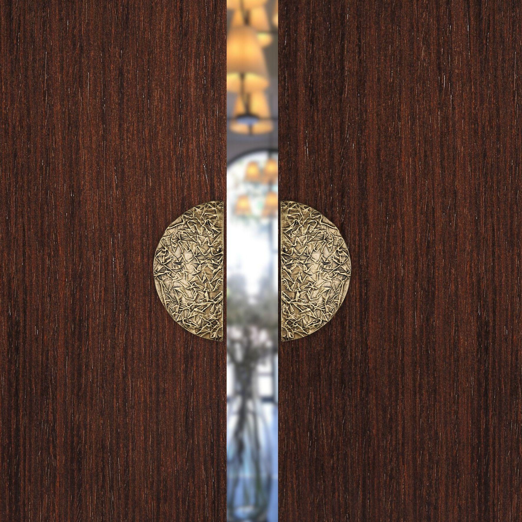 A tribute to nature, infinite source of patterns with organic elements. Solid brass pull handle made in our workshops.
