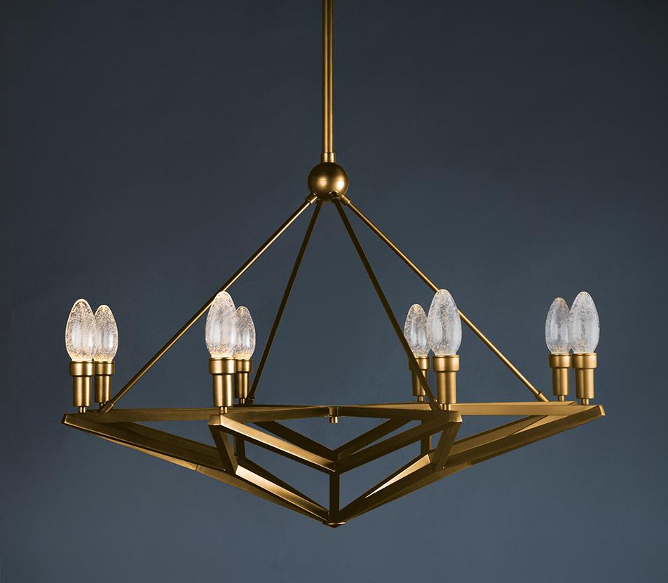 Il lampadario per esterni in ottone massiccio Regalio di Elisterno - porta un nuovo livello di lusso negli spazi esterni.  Elisterno Outdoors è specializzata in illuminazione per esterni con am designs e costruzioni ispirati a stili classici ma