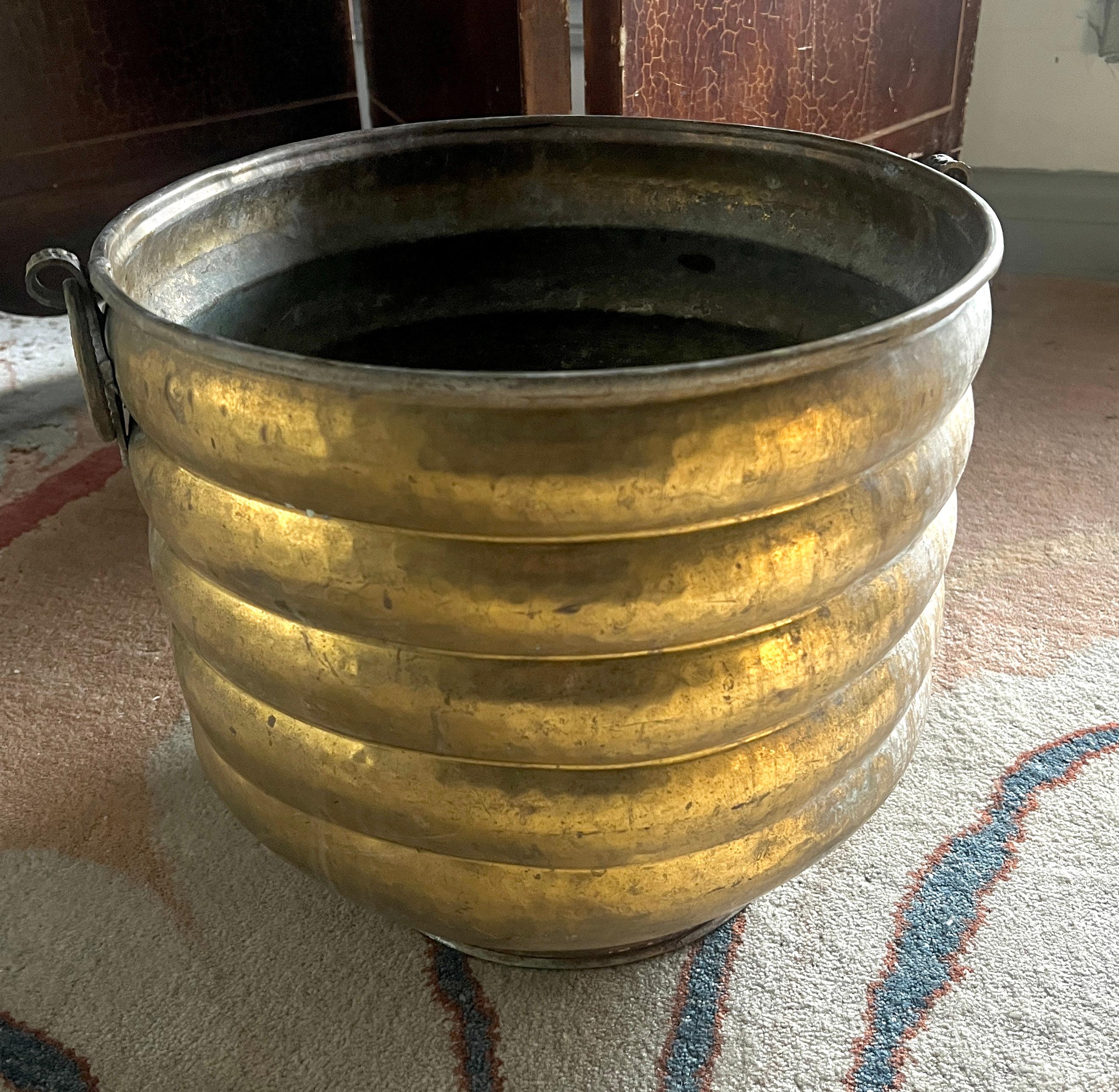 Pflanzgefäß aus massivem Messing, gerippt, Jardiniere mit dekorativen Ringgriffen im Angebot 5
