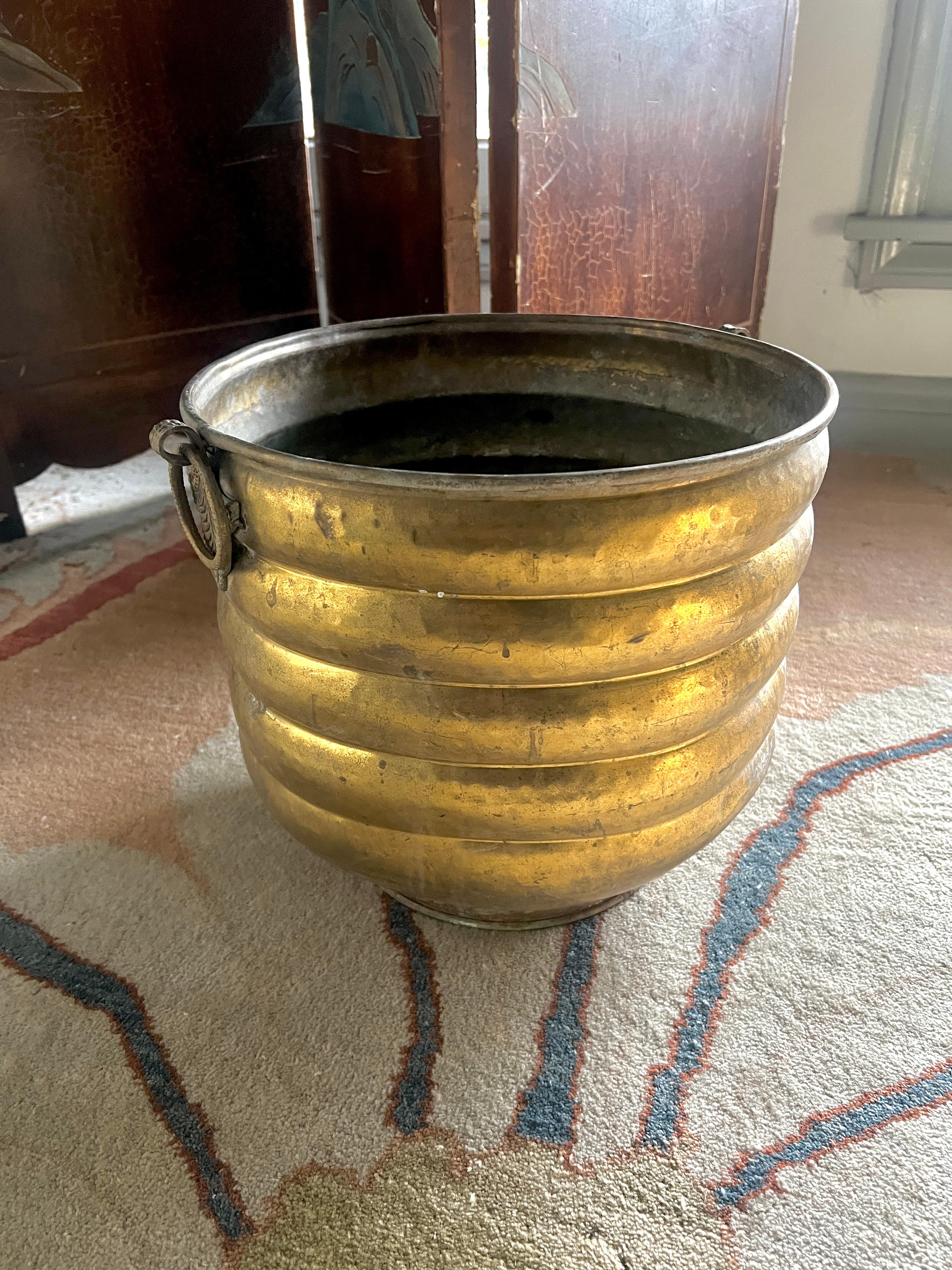 Pflanzgefäß aus massivem Messing, gerippt, Jardiniere mit dekorativen Ringgriffen im Angebot 6