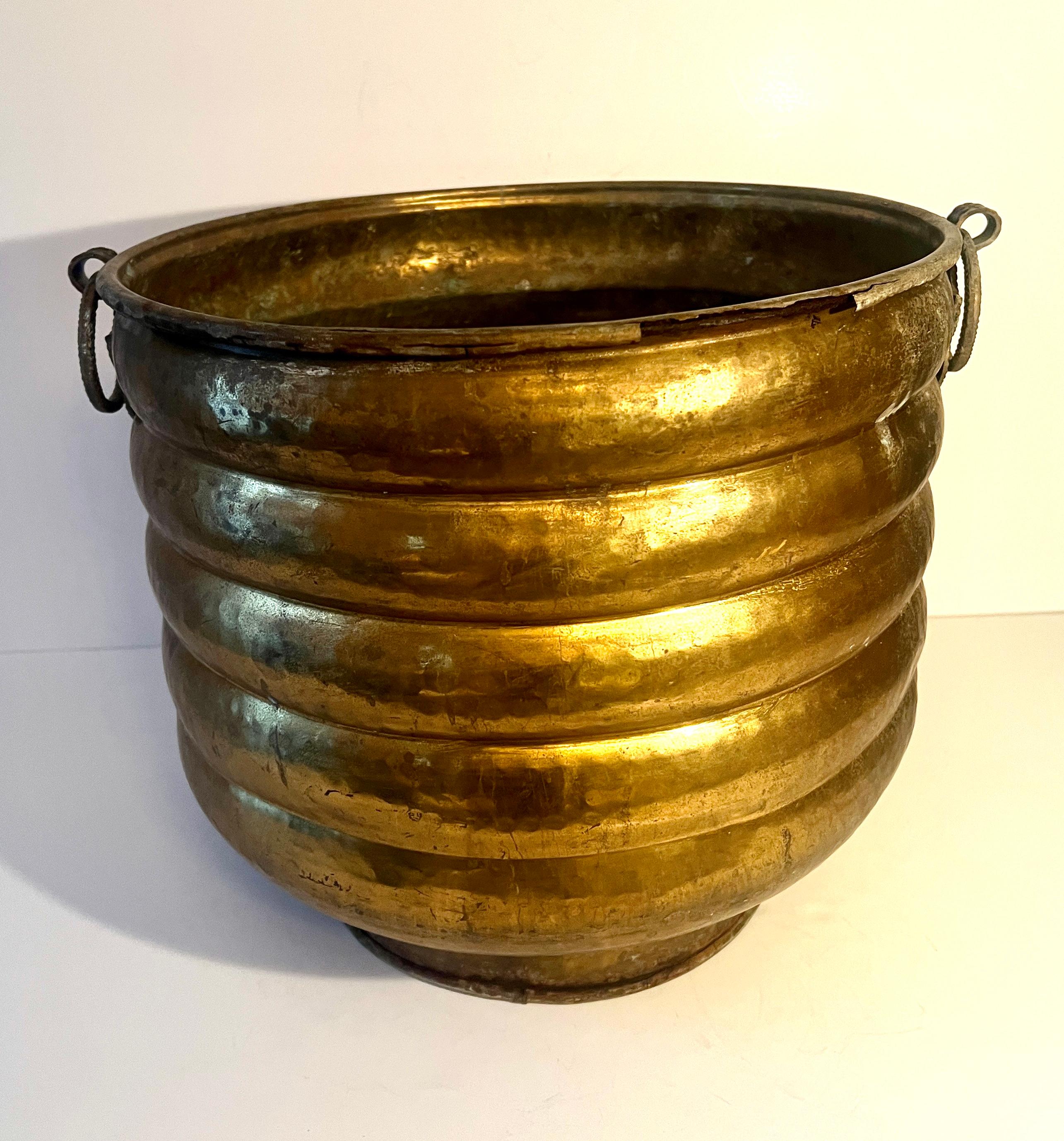 Pflanzgefäß aus massivem Messing, gerippt, Jardiniere mit dekorativen Ringgriffen (Patiniert) im Angebot