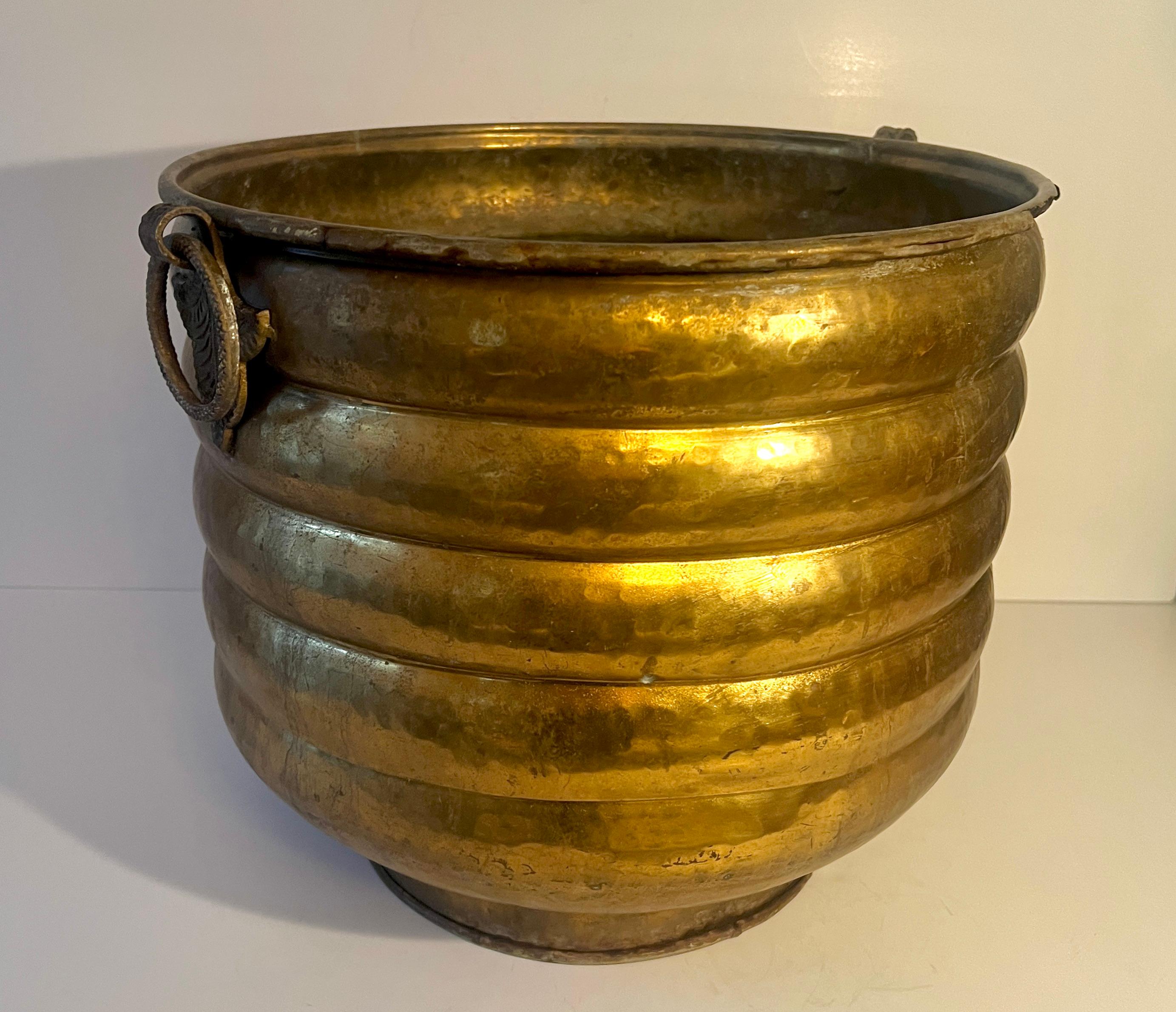 Pflanzgefäß aus massivem Messing, gerippt, Jardiniere mit dekorativen Ringgriffen im Zustand „Gut“ im Angebot in Los Angeles, CA