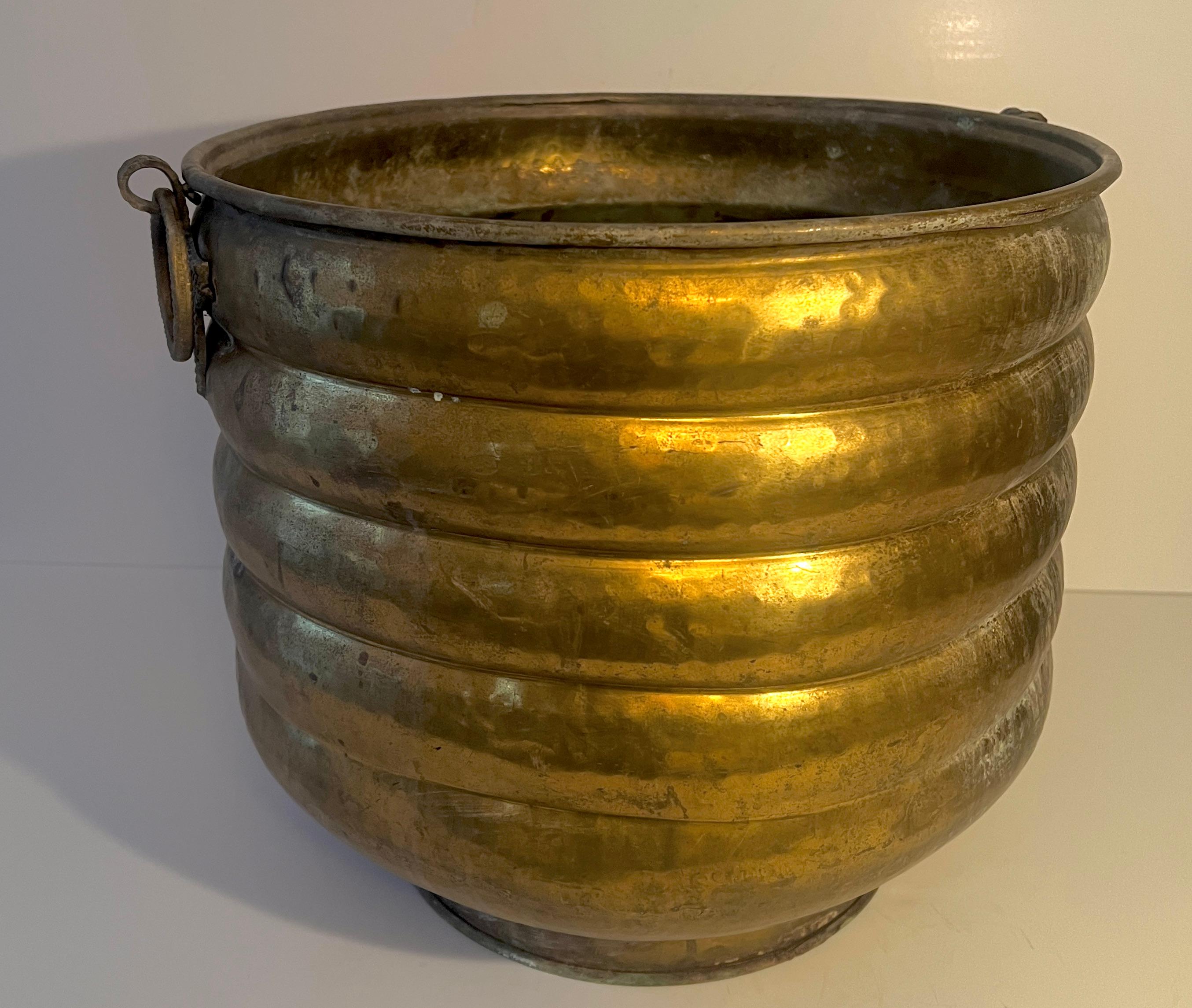Pflanzgefäß aus massivem Messing, gerippt, Jardiniere mit dekorativen Ringgriffen im Angebot 1