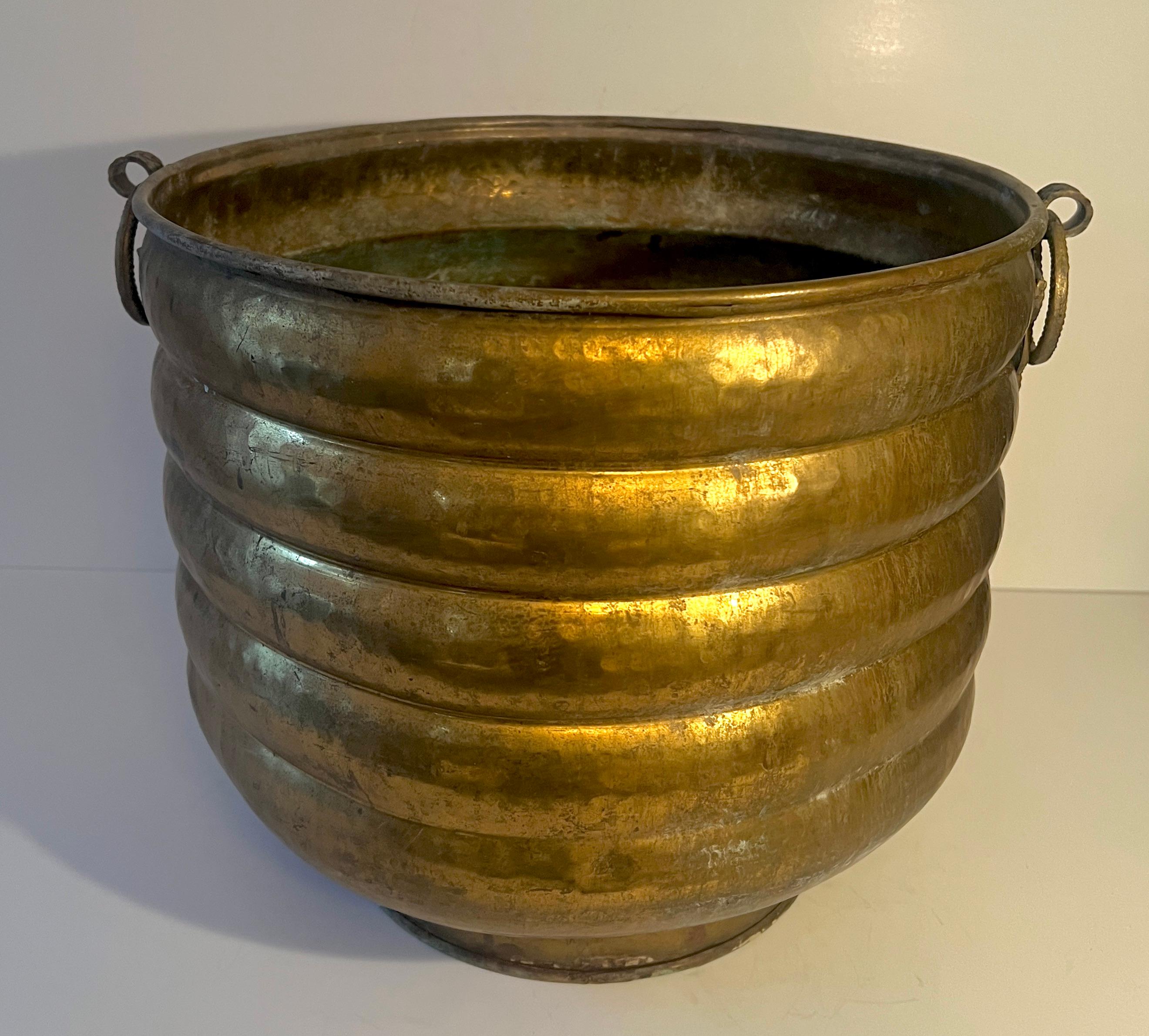 Pflanzgefäß aus massivem Messing, gerippt, Jardiniere mit dekorativen Ringgriffen im Angebot 2