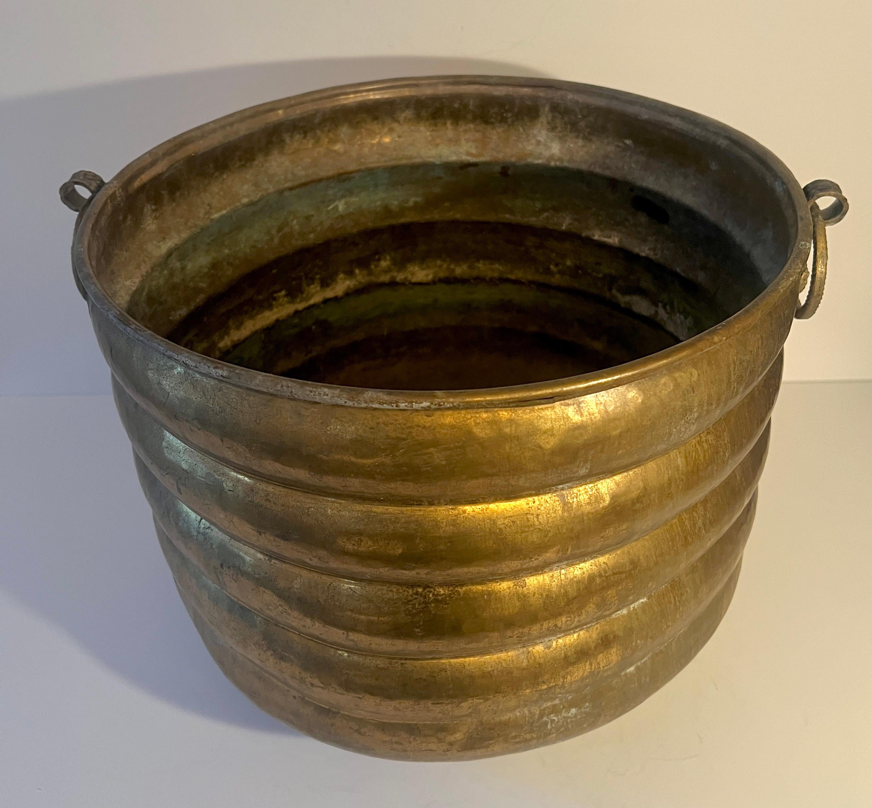 Pflanzgefäß aus massivem Messing, gerippt, Jardiniere mit dekorativen Ringgriffen im Angebot 3