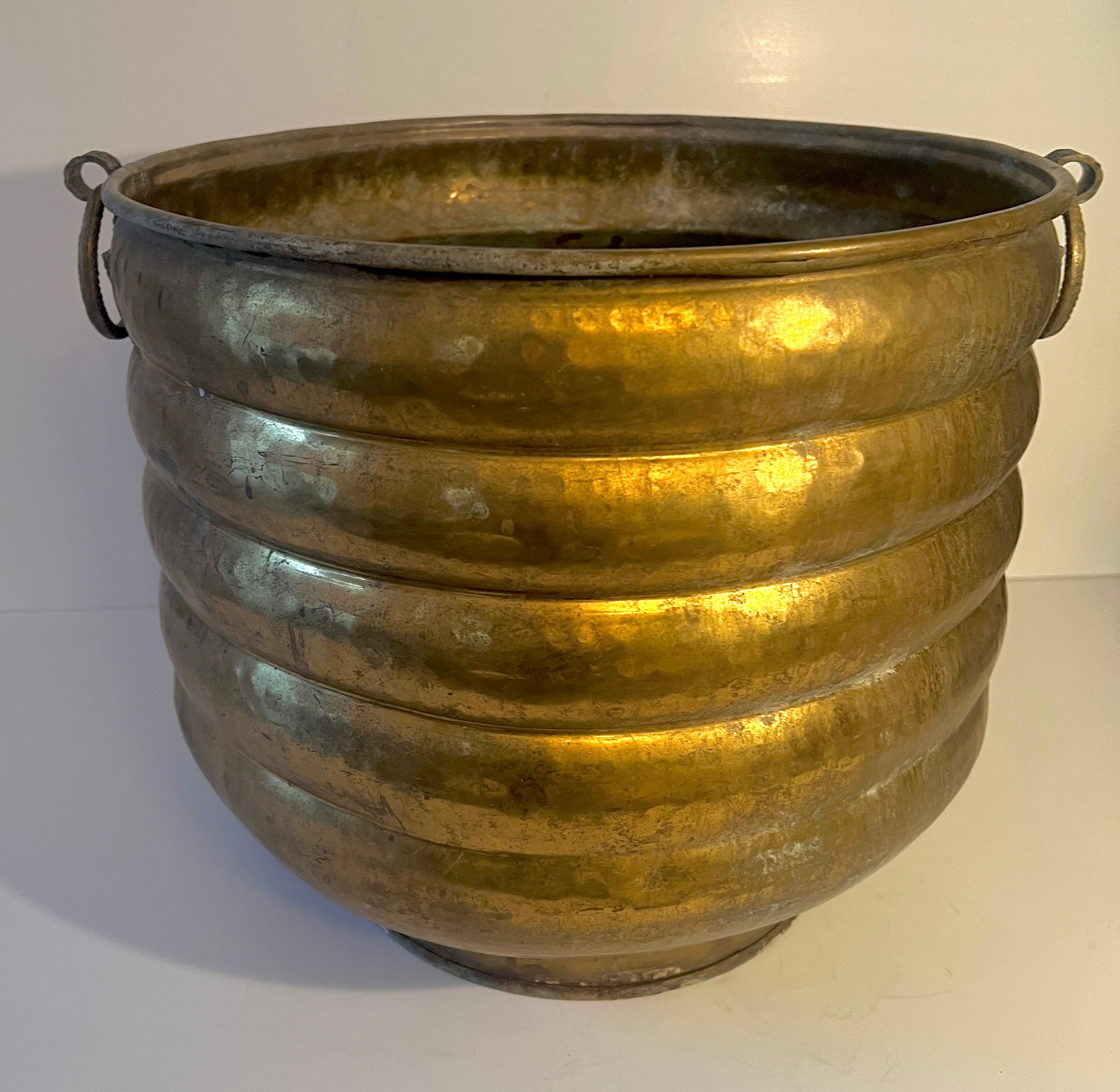 Pflanzgefäß aus massivem Messing, gerippt, Jardiniere mit dekorativen Ringgriffen im Angebot 4