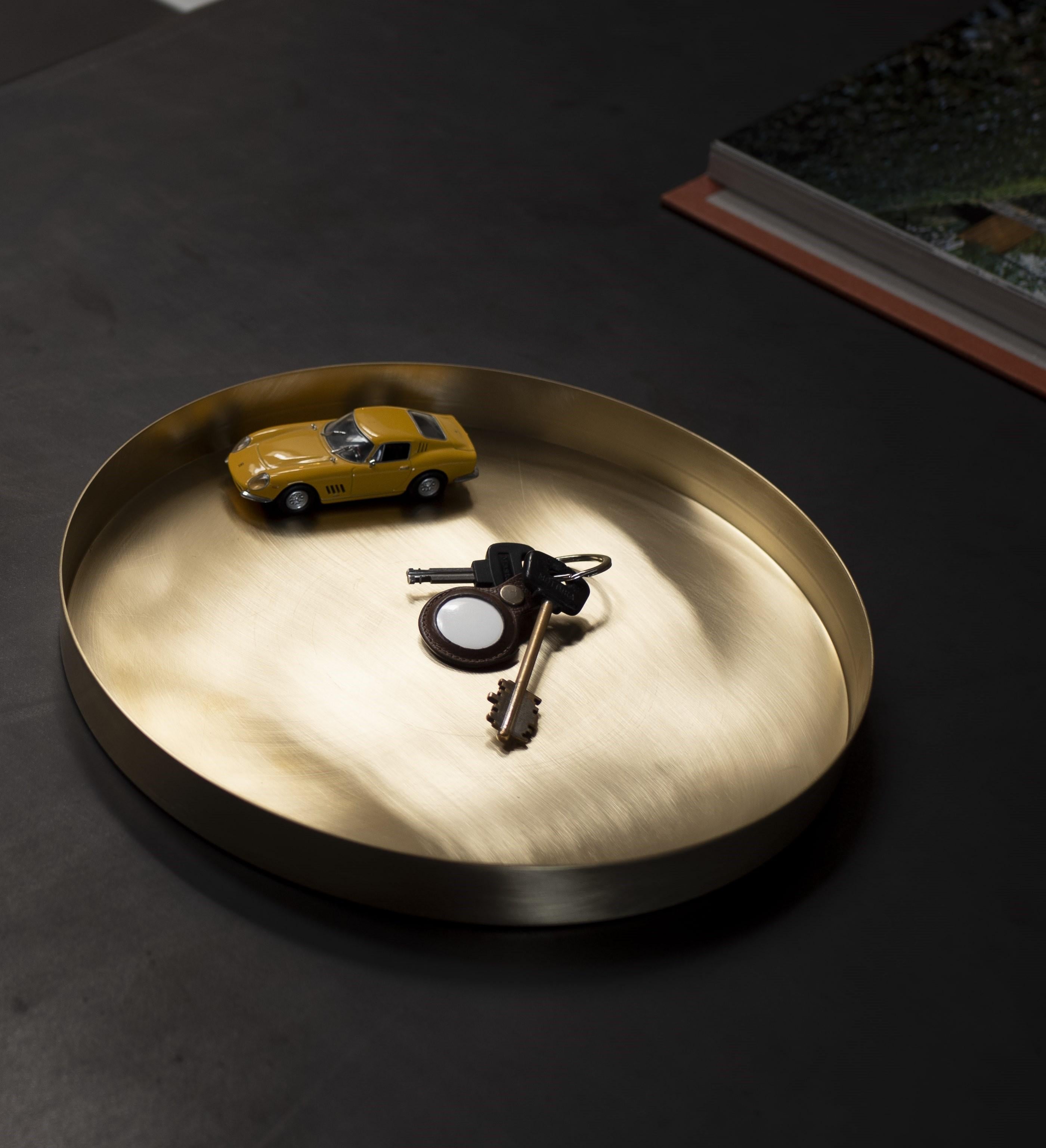 Solid brass round tray handcrafted in Italy by 247LAB For Sale