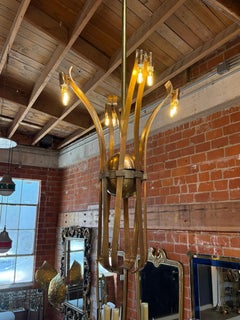 Lampadario scultoreo in ottone massiccio nello stile di Guglielmo Ulrich, anni '70